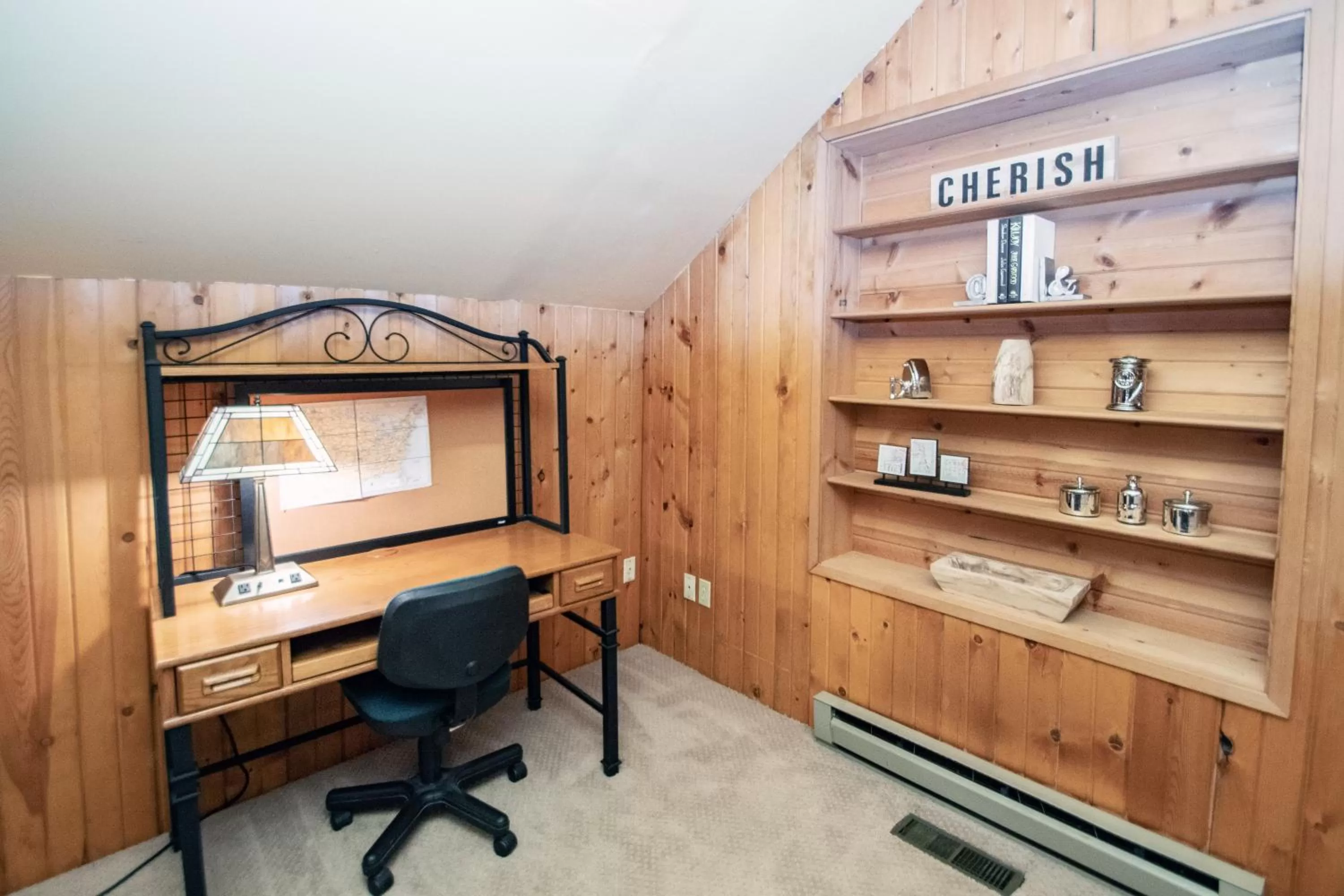 Business facilities, TV/Entertainment Center in Looking Glass Inn