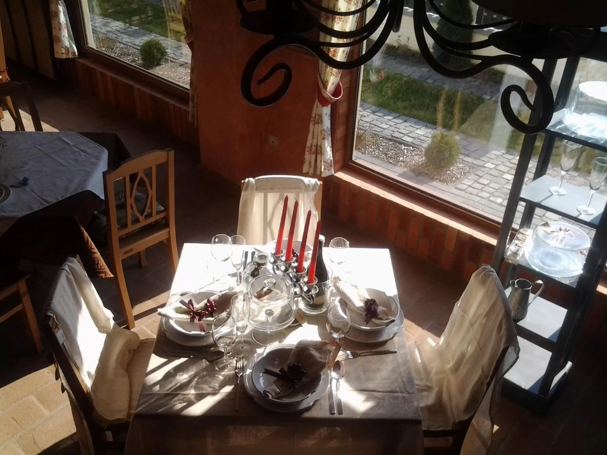 Restaurant/places to eat in Country Court