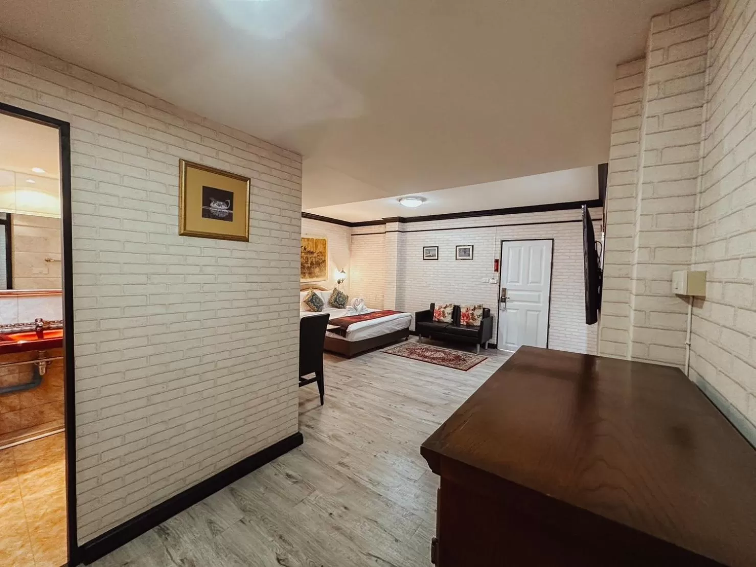 Photo of the whole room, Bed in Hotel De Khuvieng