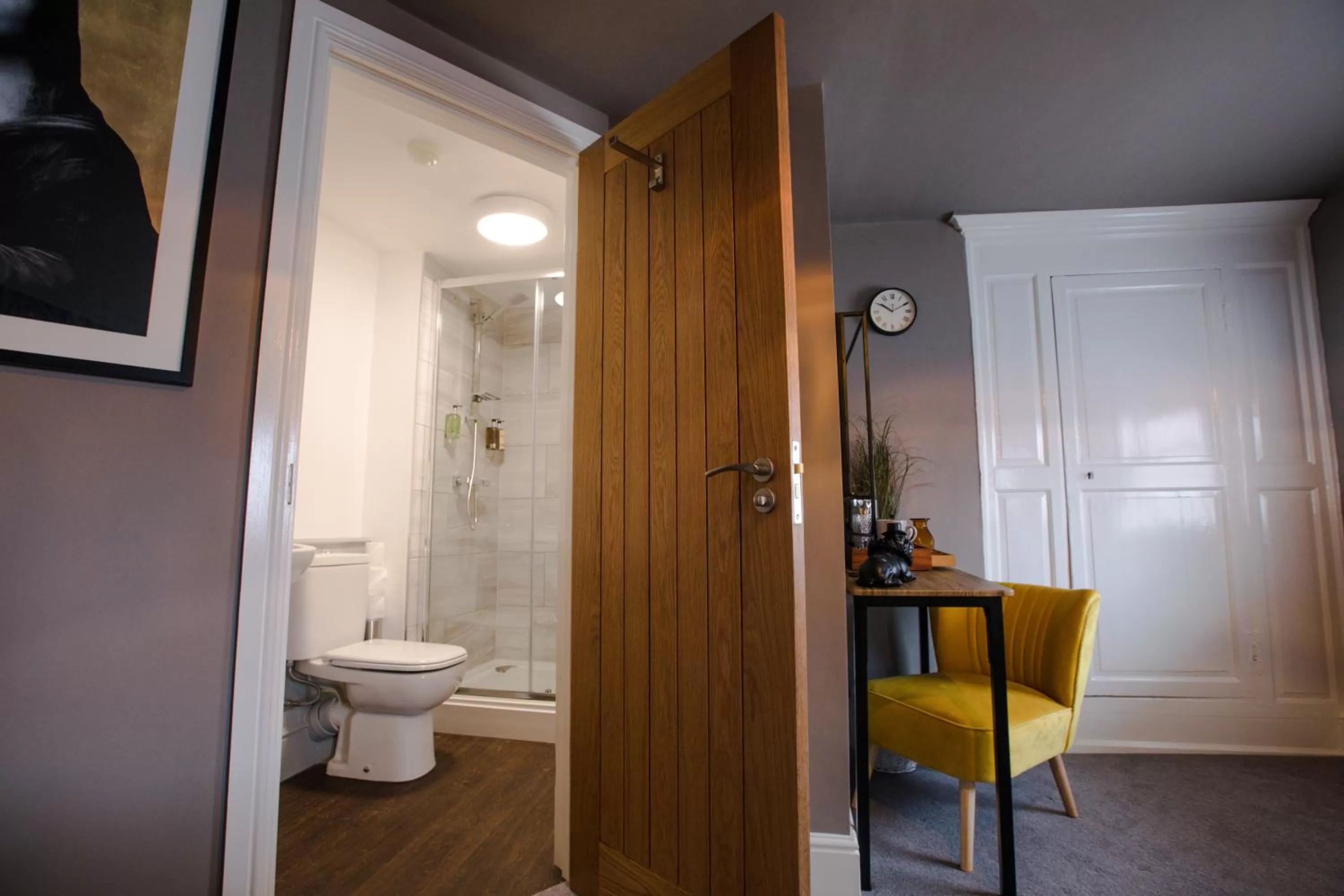 The Wheatsheaf Pub, Kitchen & Rooms