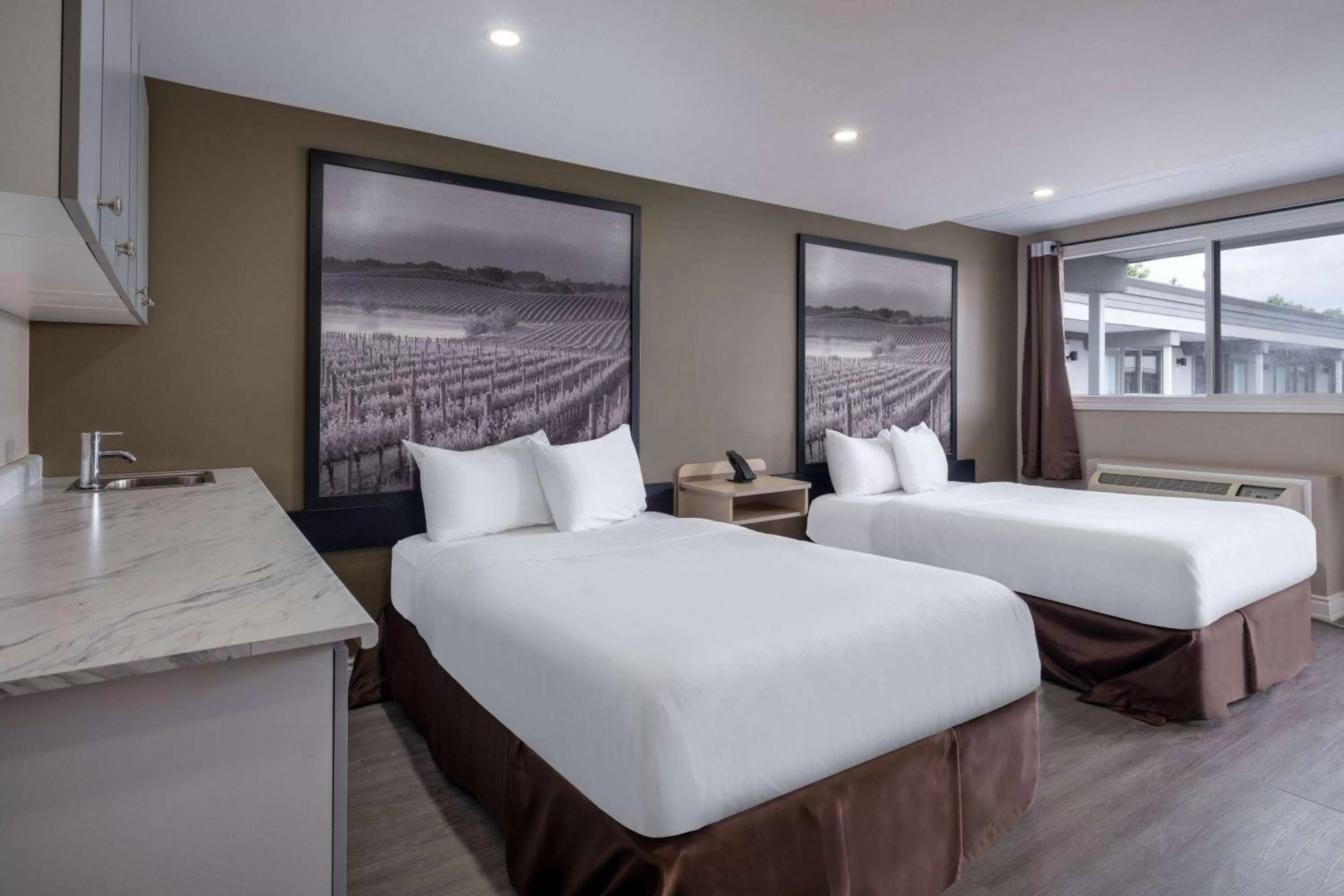 Photo of the whole room in Super 8 by Wyndham Niagara Falls ON