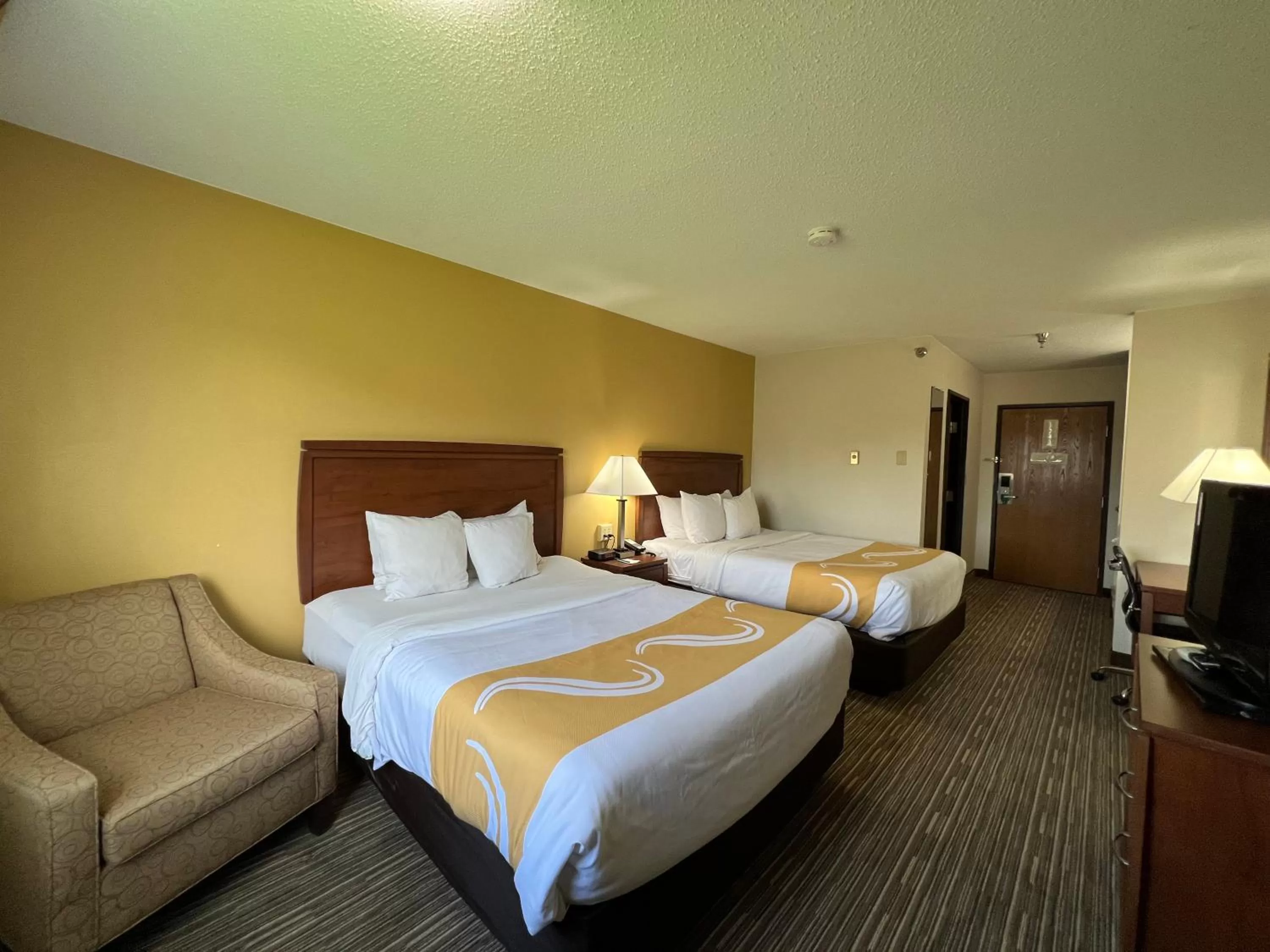 Bed in Quality Inn Mitchell I-90