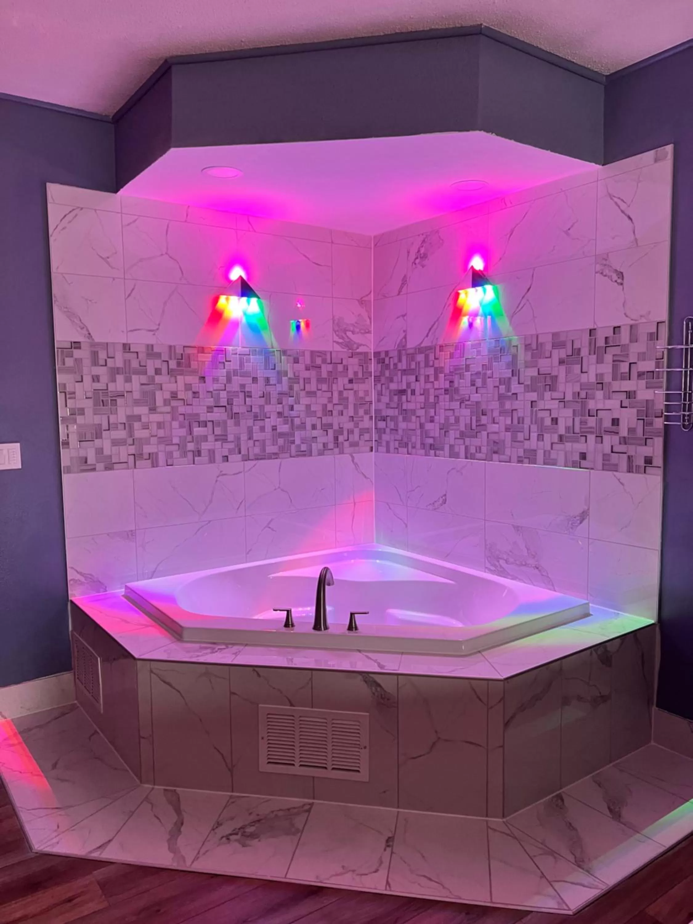 Hot Tub in Days Inn by Wyndham Mauldin/Greenville