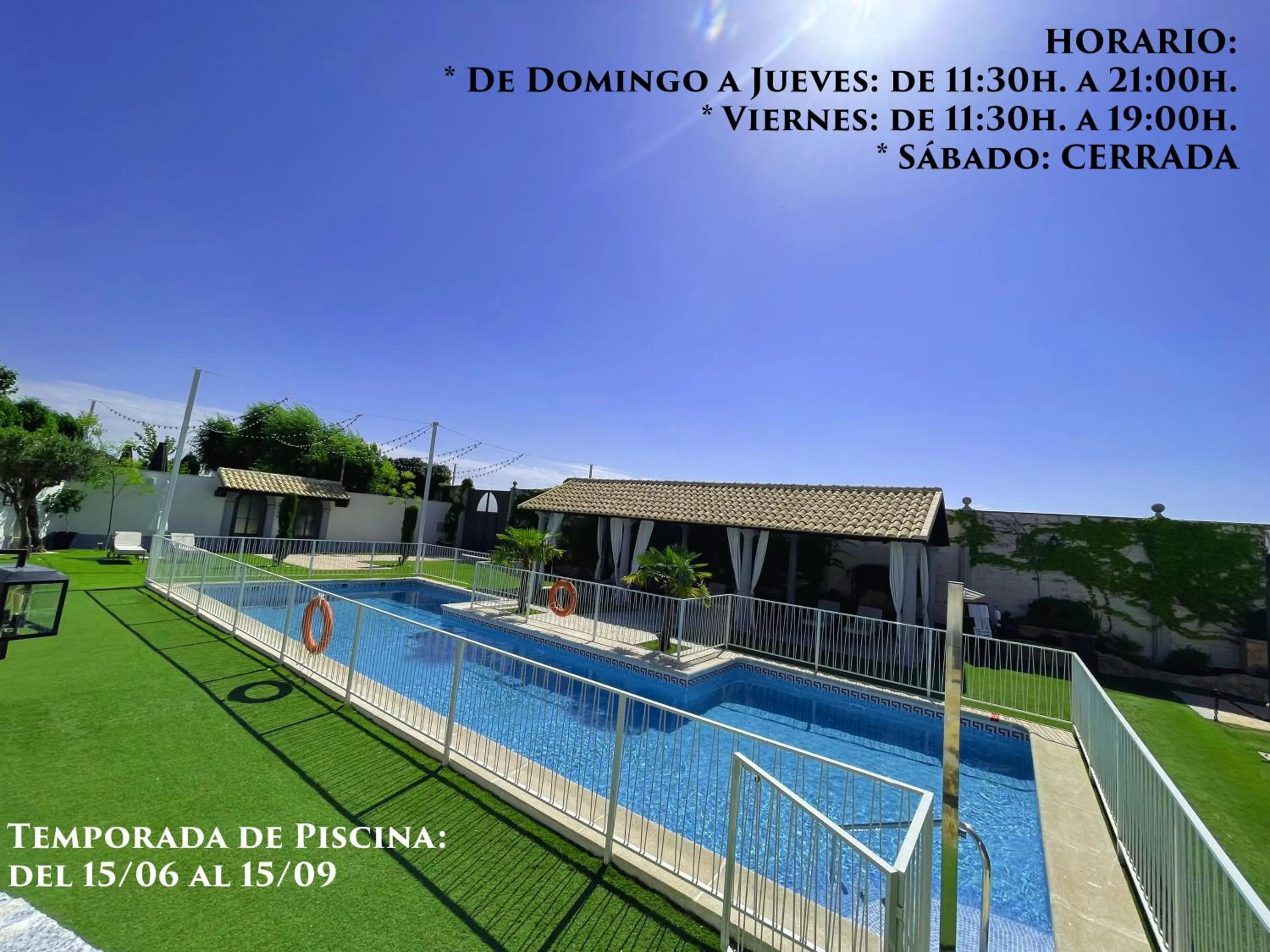 Swimming pool in Hotel Complejo París