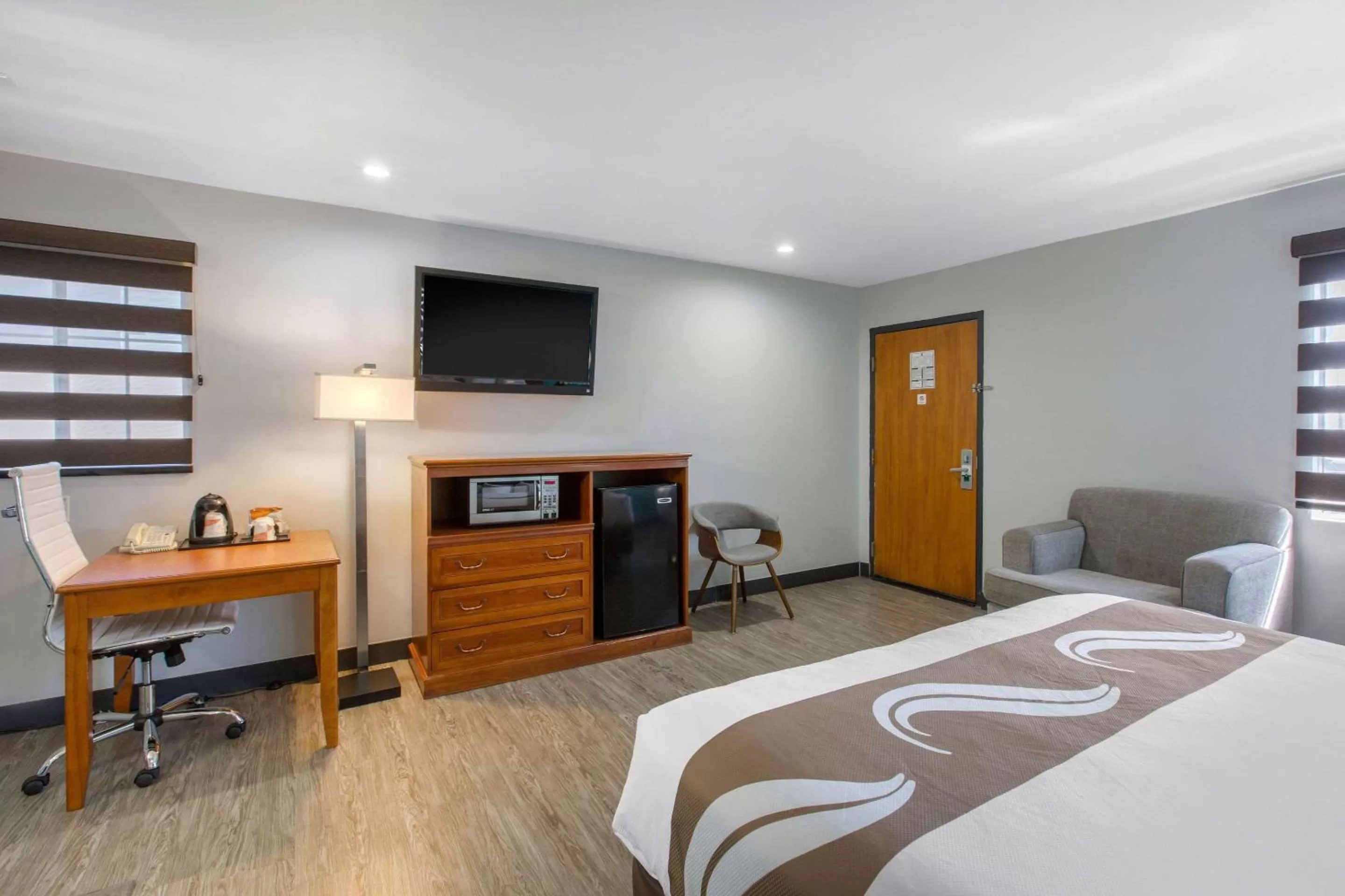 Bedroom, Bed in Quality Inn Near Hollywood Walk of Fame