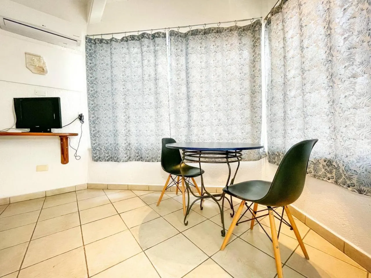 Photo of the whole room in Hotel Allende