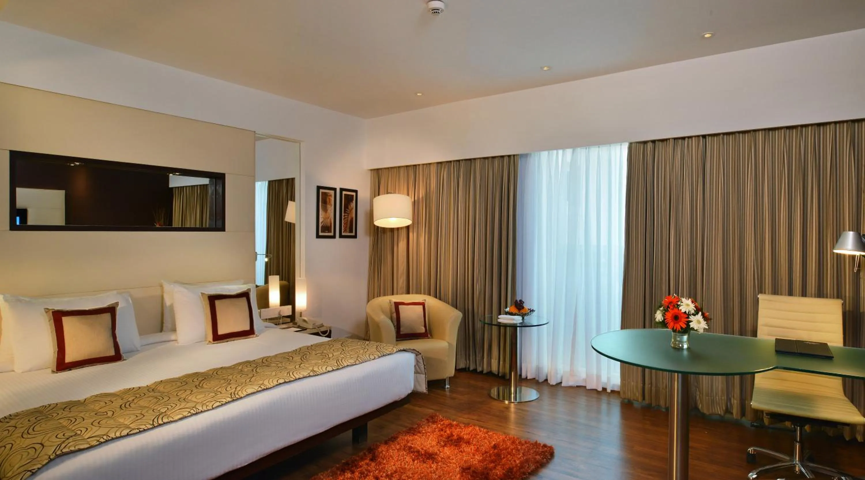 Photo of the whole room, Bed in Majestic Court Sarovar Portico