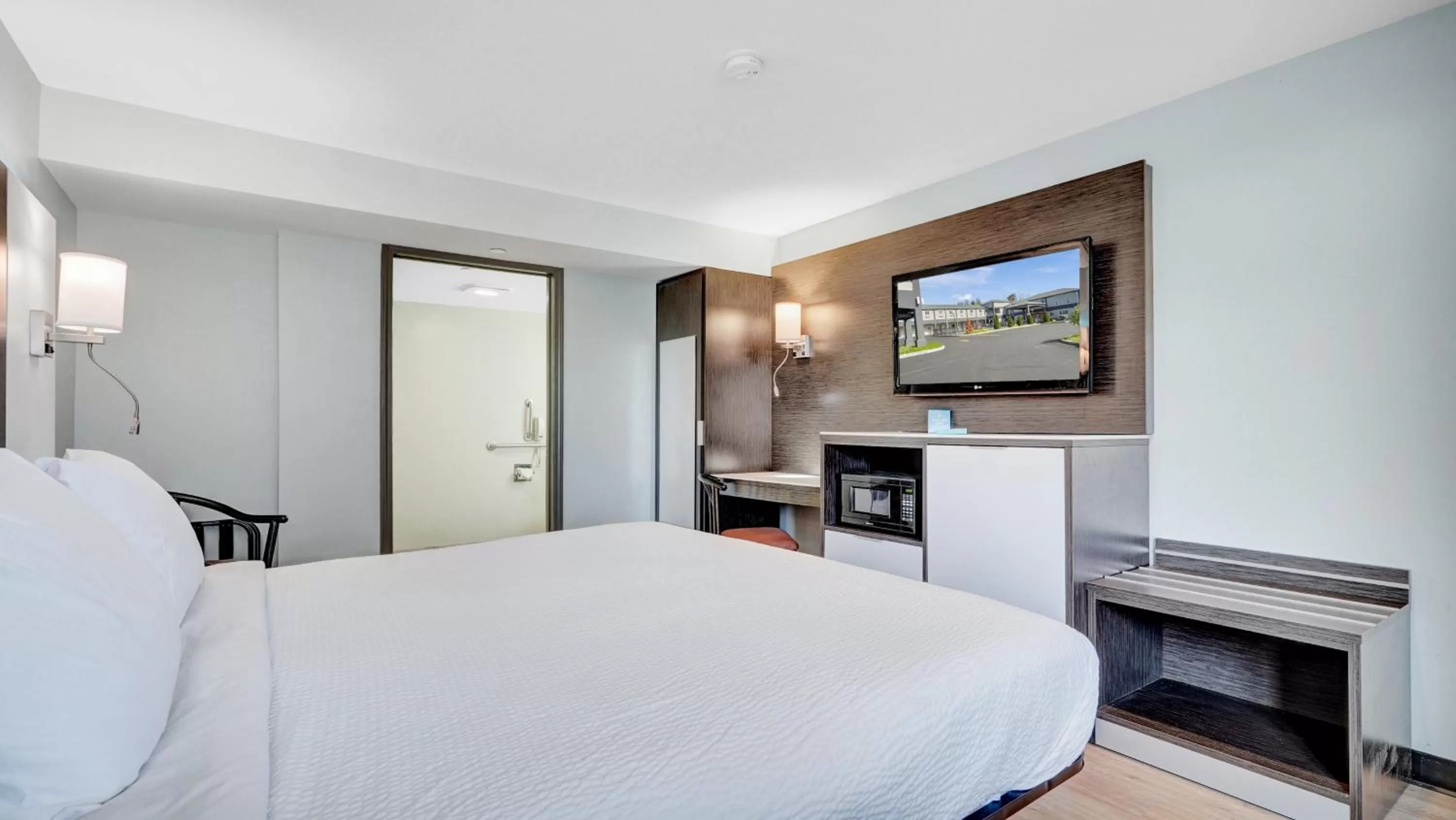 Bed in Days Inn & Suites by Wyndham Niagara Falls/Buffalo