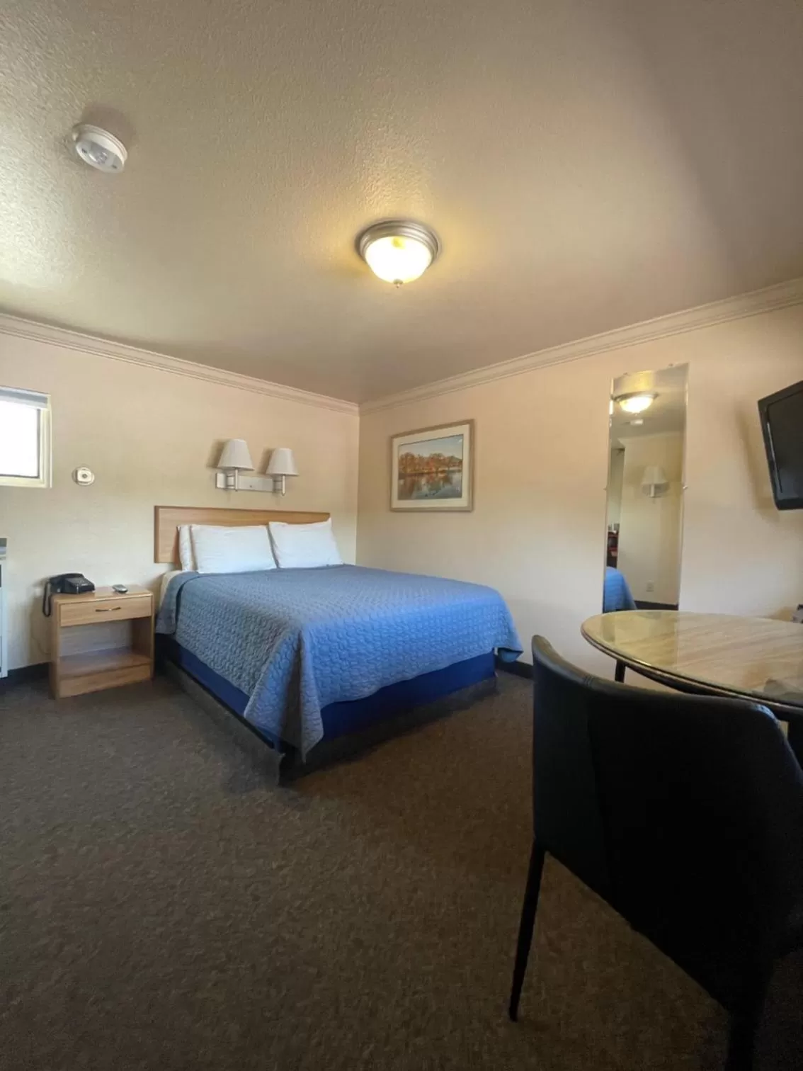 Bed in Woodland Motel