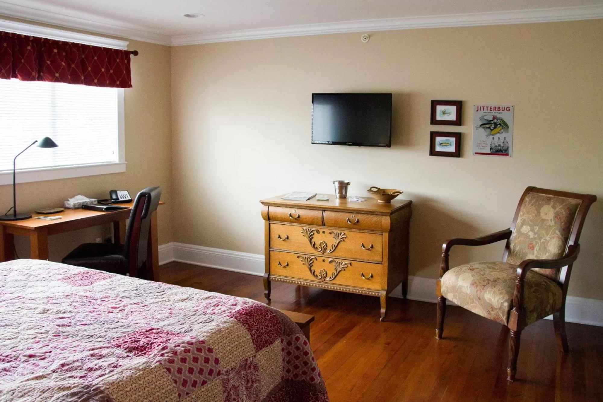 TV/Entertainment Center in Wishmaker House B&b