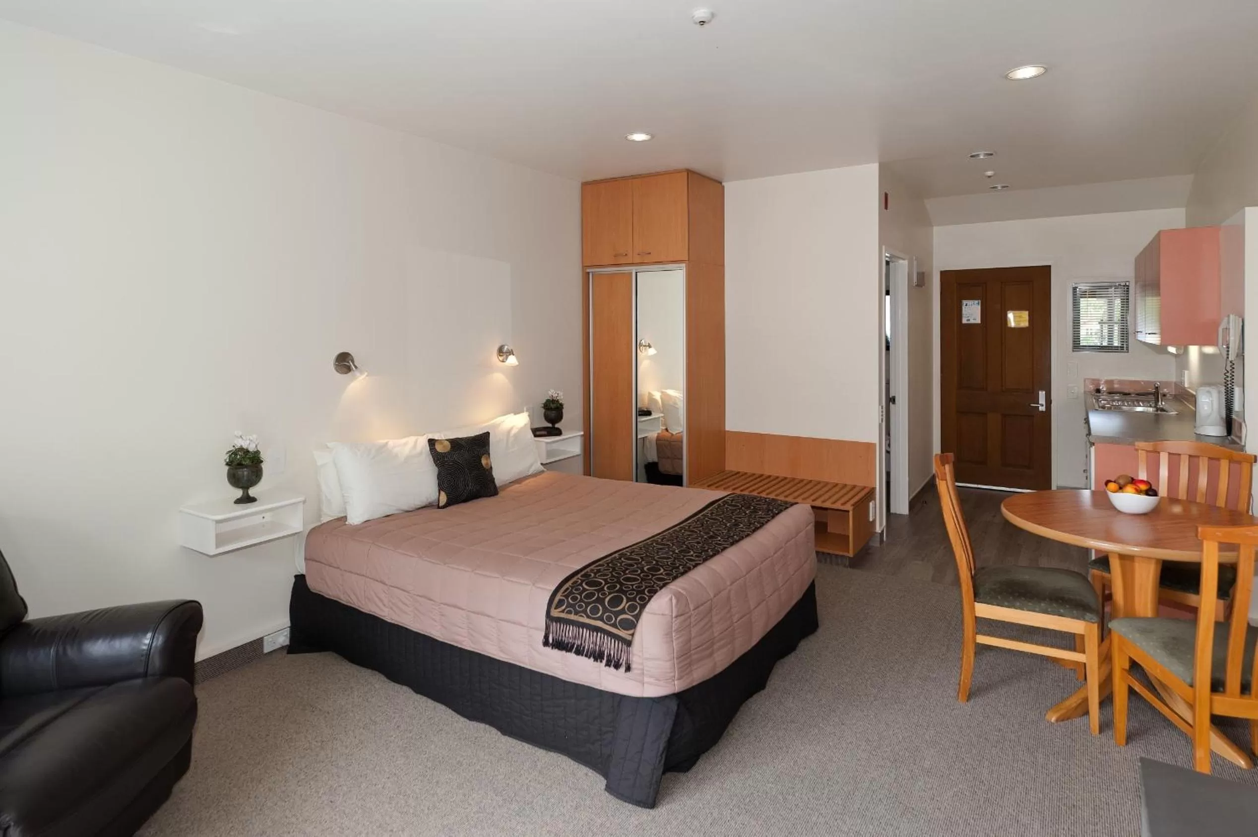 Photo of the whole room, Bed in Country Glen Lodge