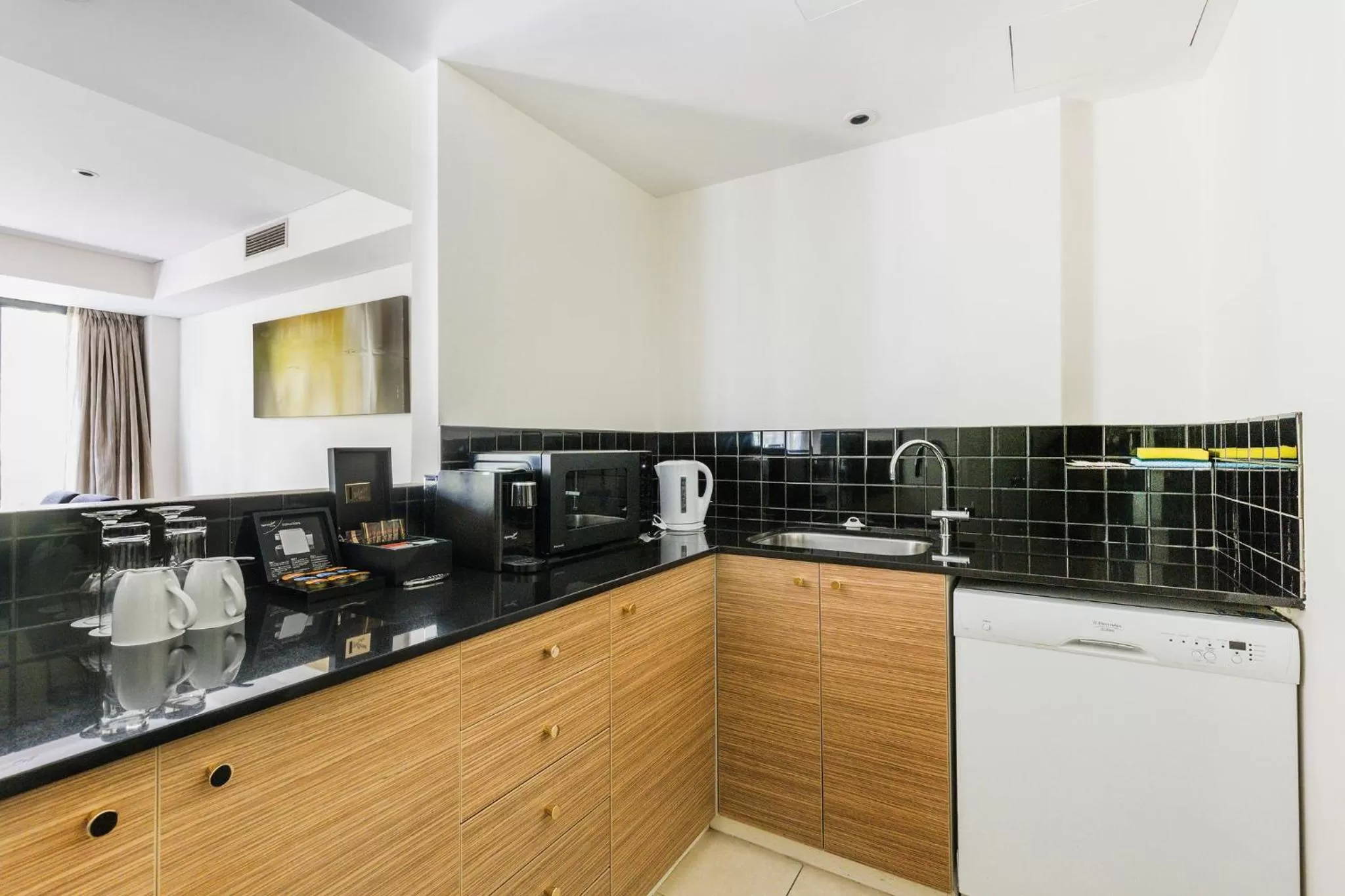 Coffee/tea facilities in Crowne Plaza Canberra by IHG