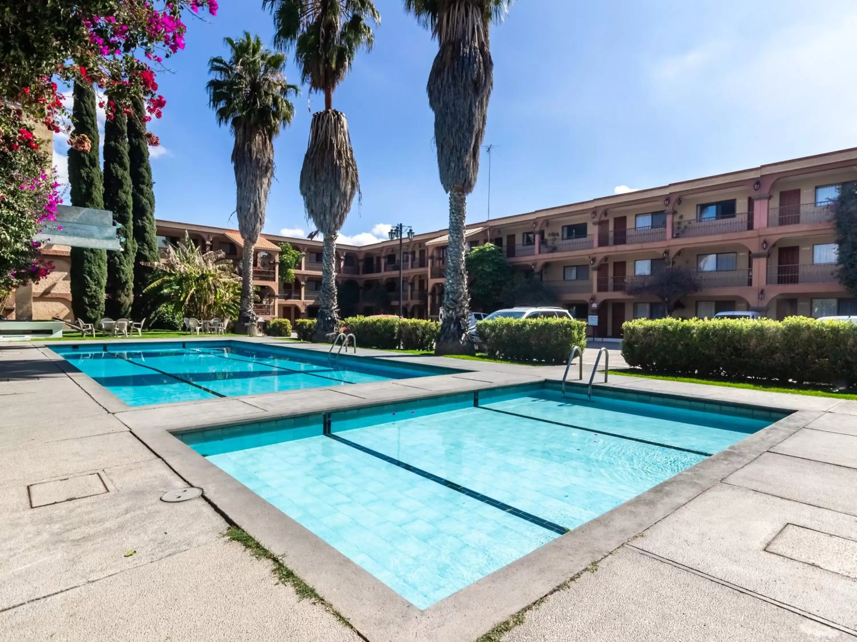 Swimming Pool in Capital O Mansión los Arcos, San Luis Potosí Swimming Pool in Capital O Mansión los Arcos, San Luis Potosí