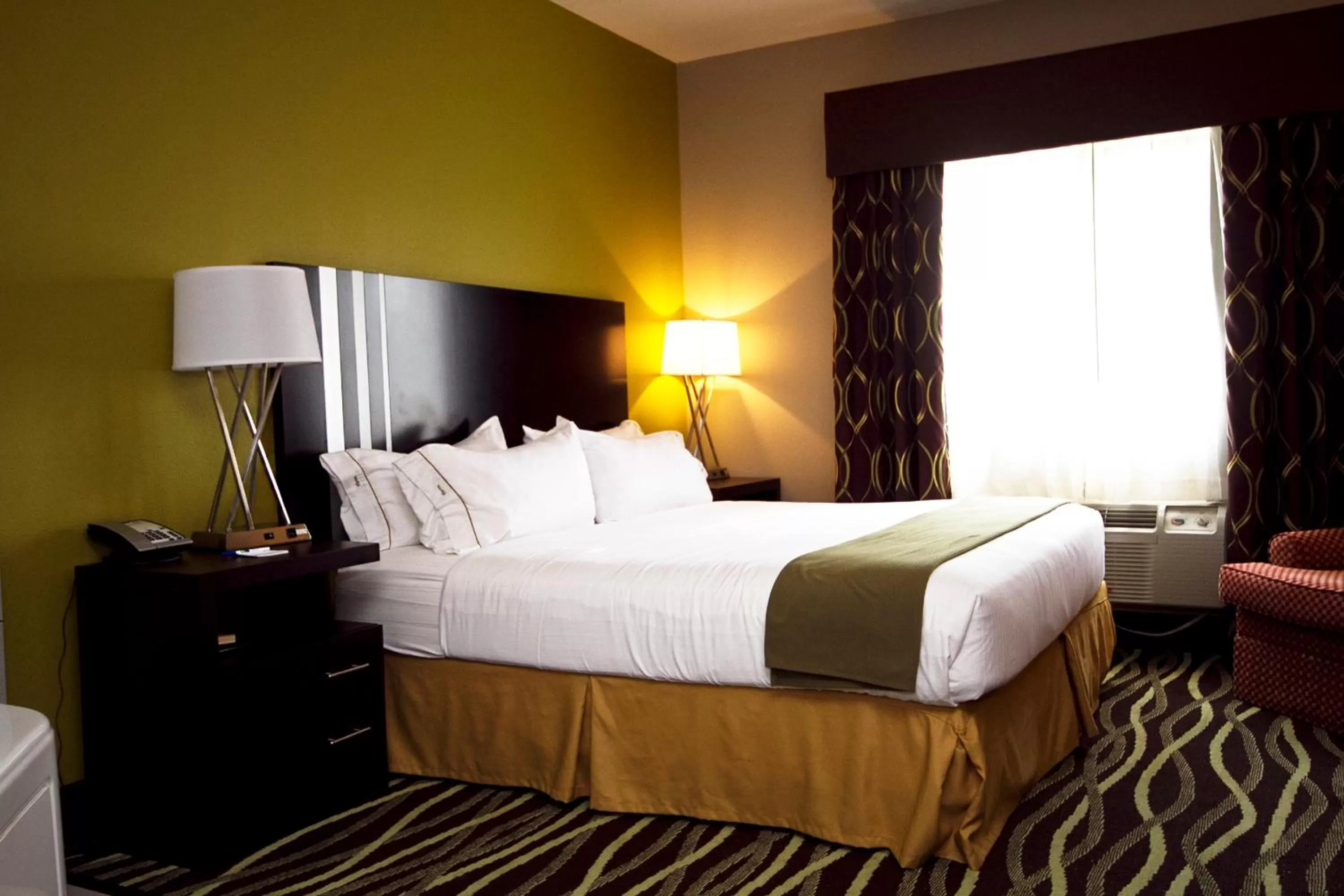 Photo of the whole room, Bed in Holiday Inn Express Adrian by IHG