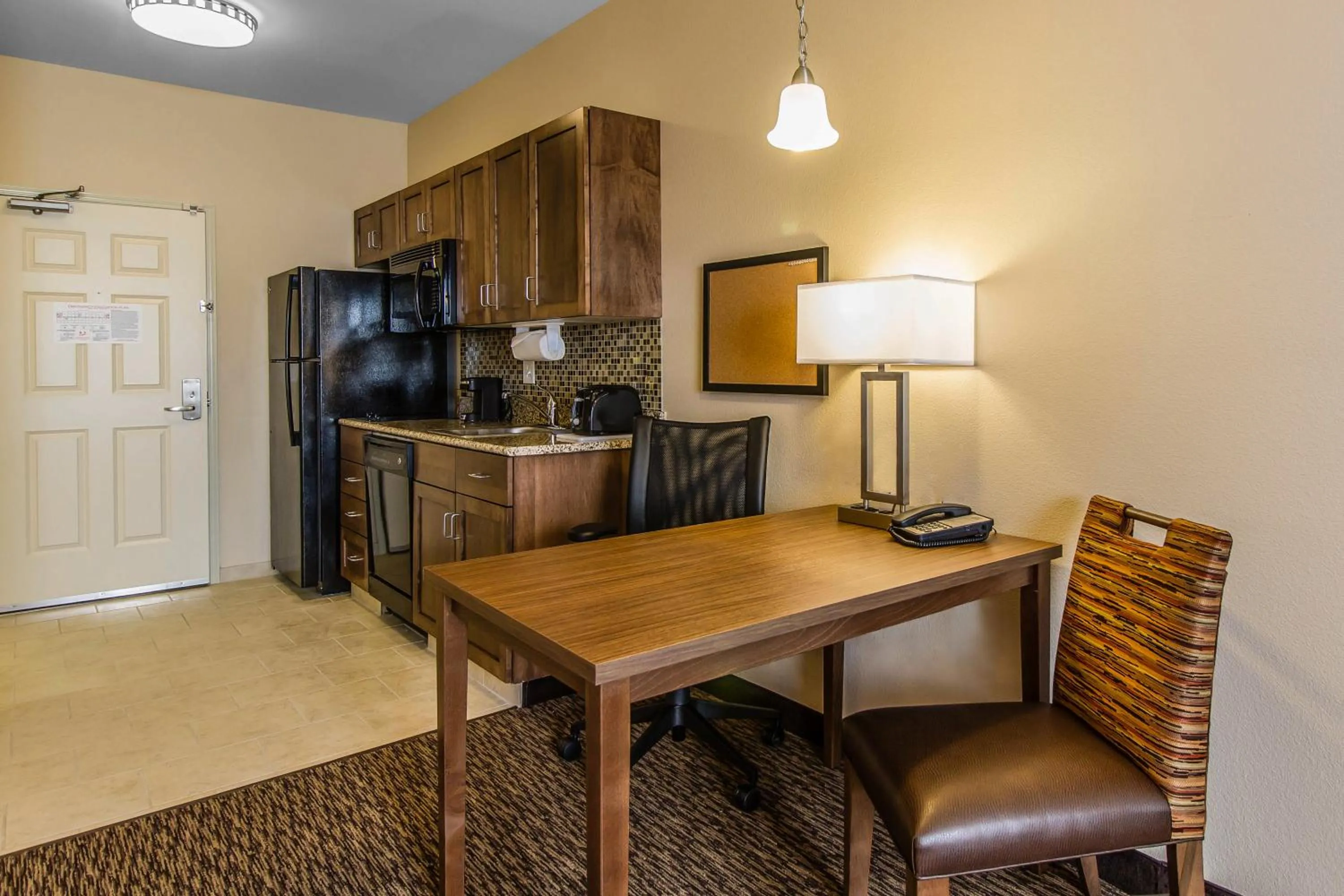 Kitchen or kitchenette in MainStay Suites Watford City - Event Center