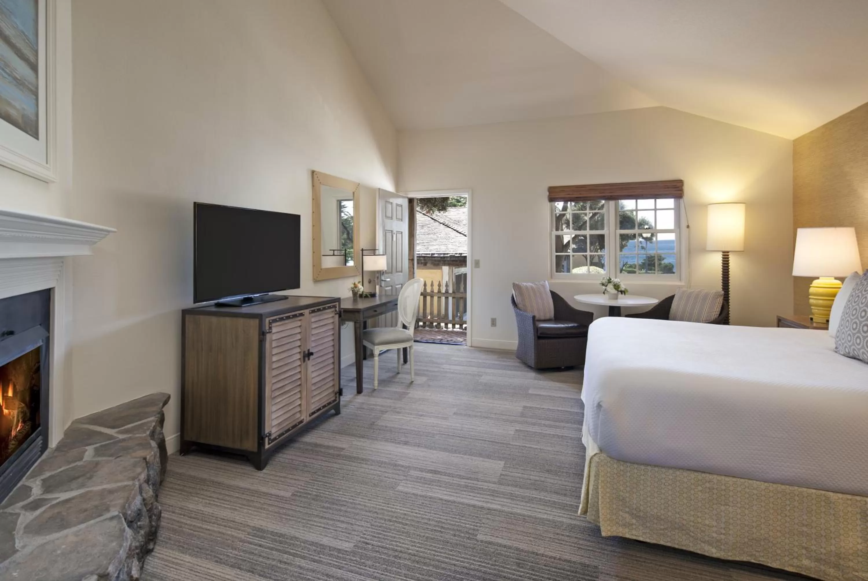 Photo of the whole room, Bed in Fogcatcher Inn