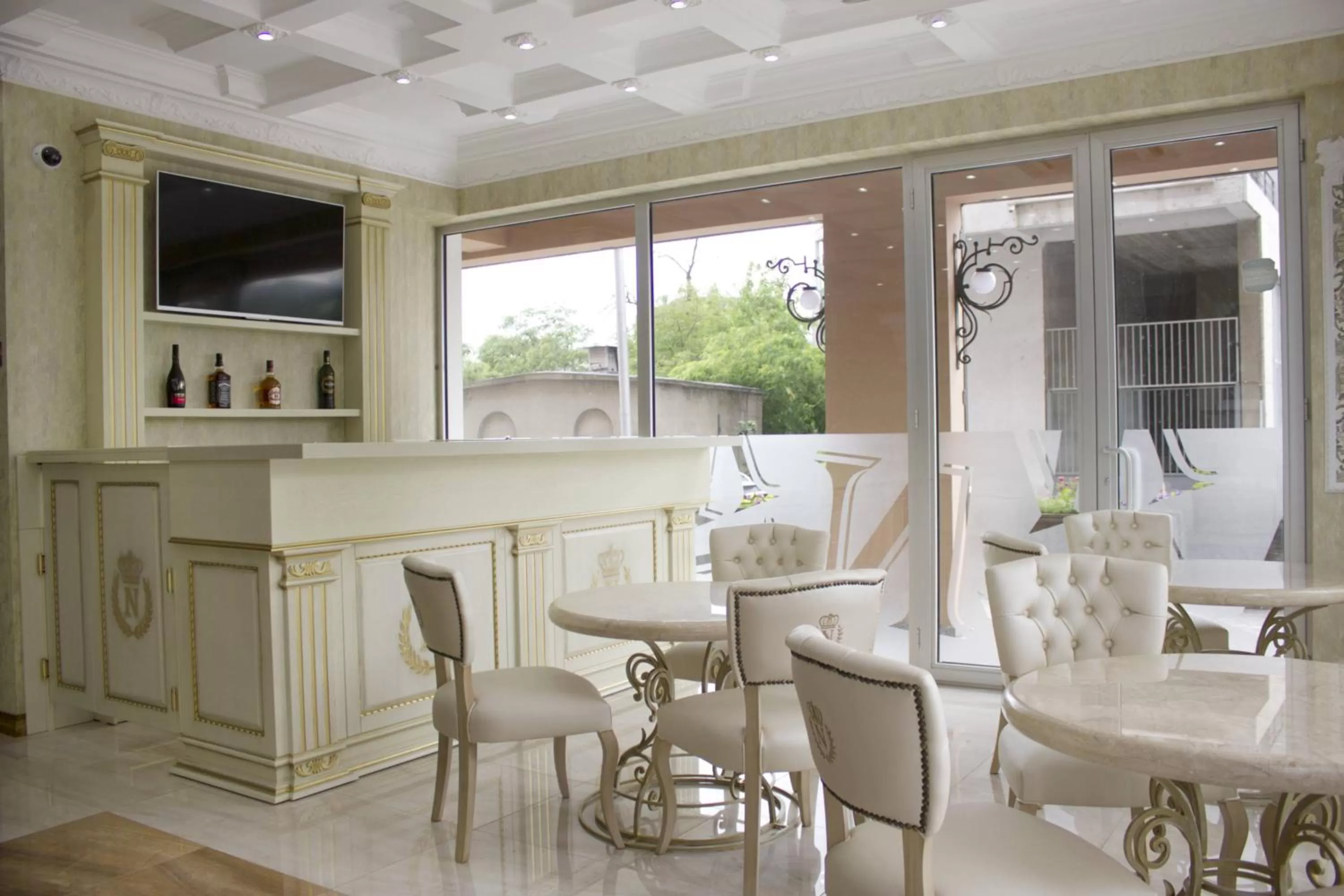 Restaurant/places to eat in Neapol Boutique Hotel