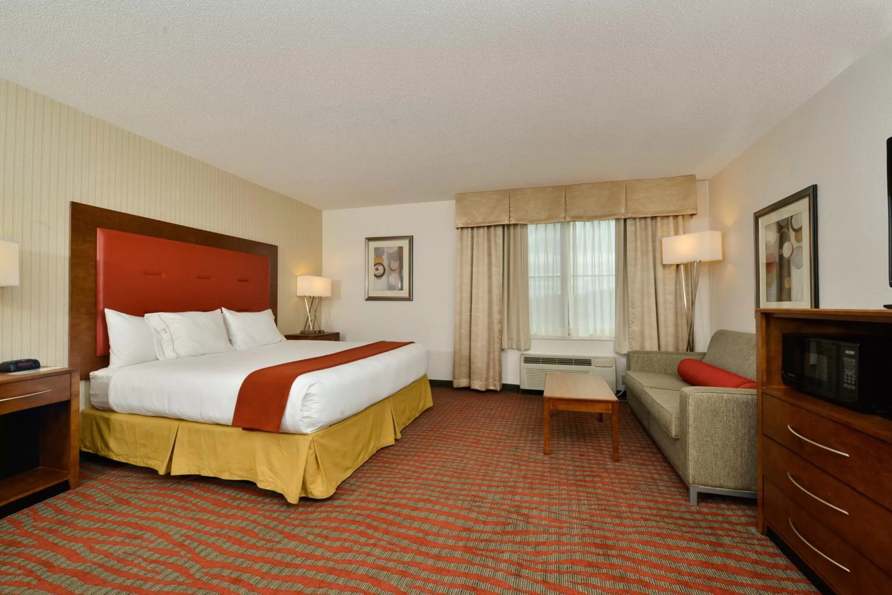 Photo of the whole room, Bed in Holiday Inn Express Boston-Milford by IHG