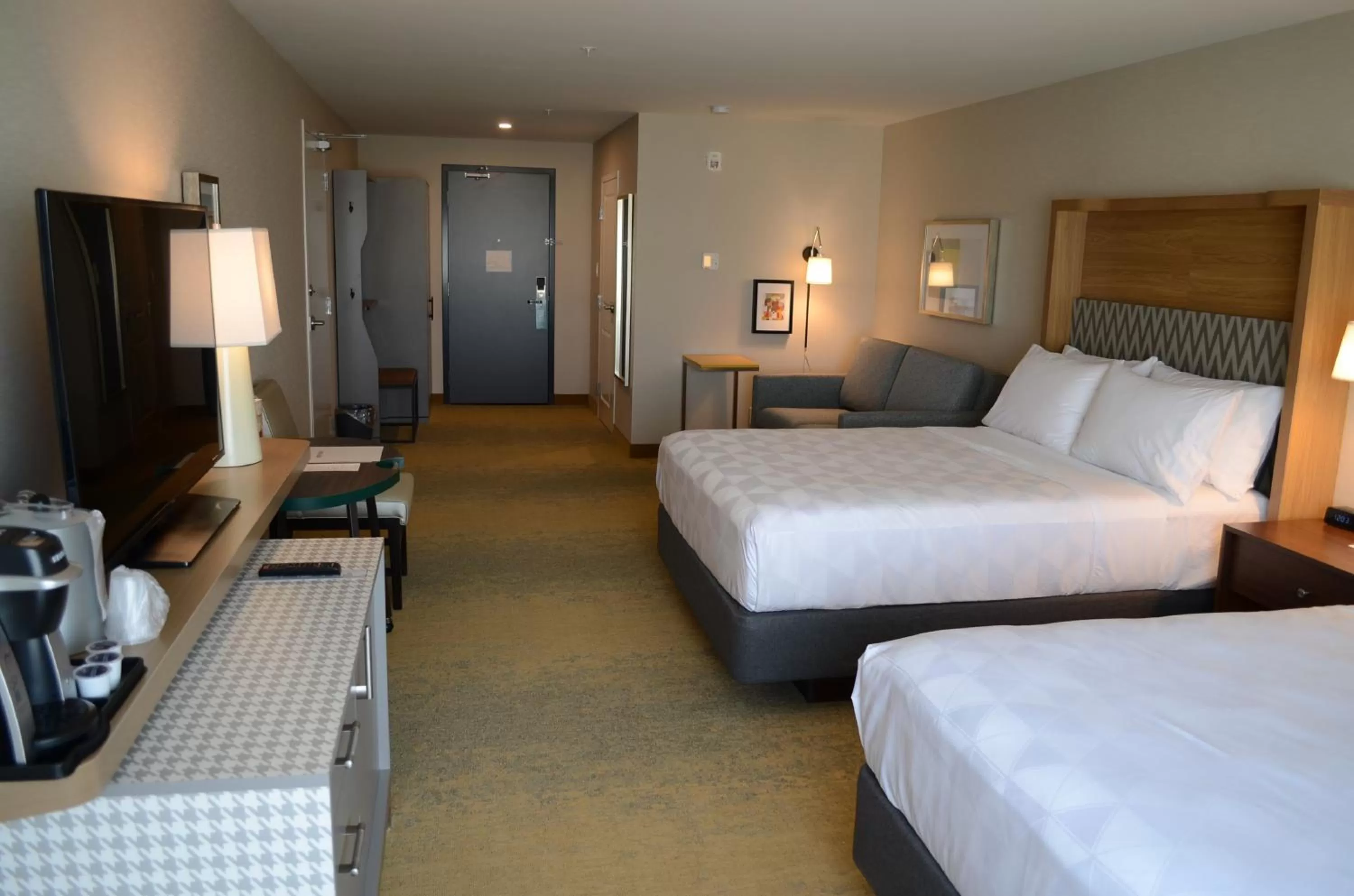 Photo of the whole room, Bed in Holiday Inn Edmonton South - Evario Events by IHG