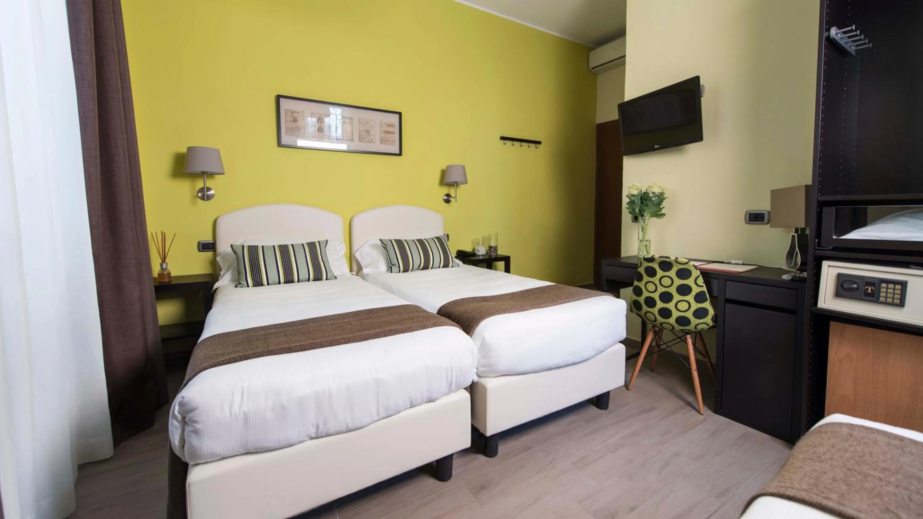 Photo of the whole room, Bed in Hotel Florence Milano