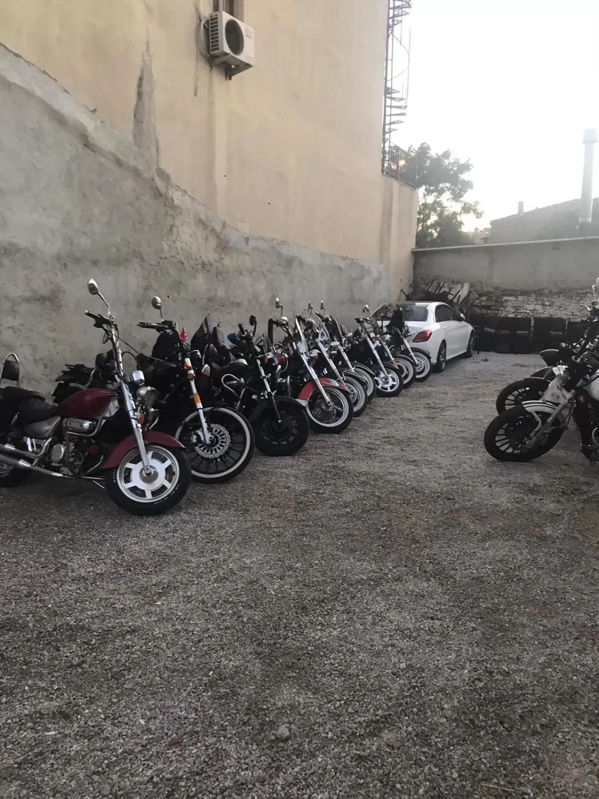 Day in Hotel Crowded House