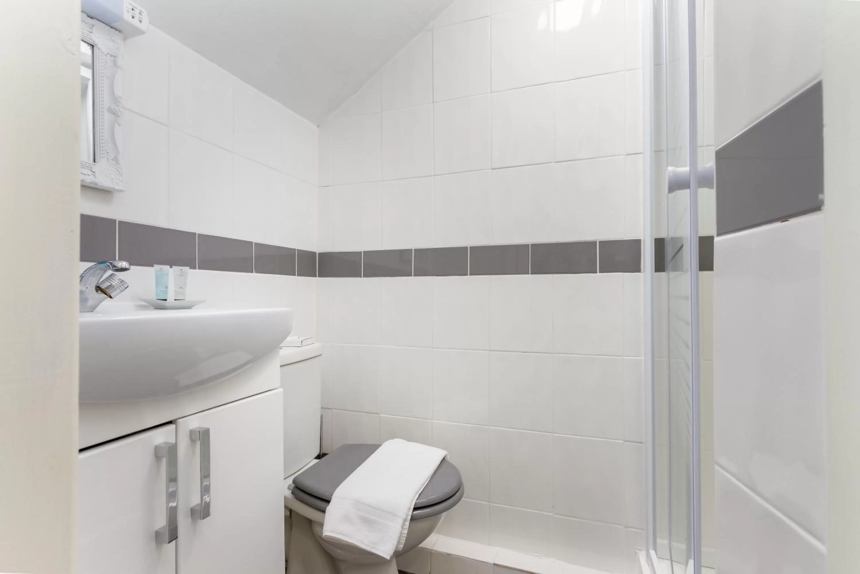 Bathroom in Adelaide Lodge - Town Centre - Opposite Winter Gardens