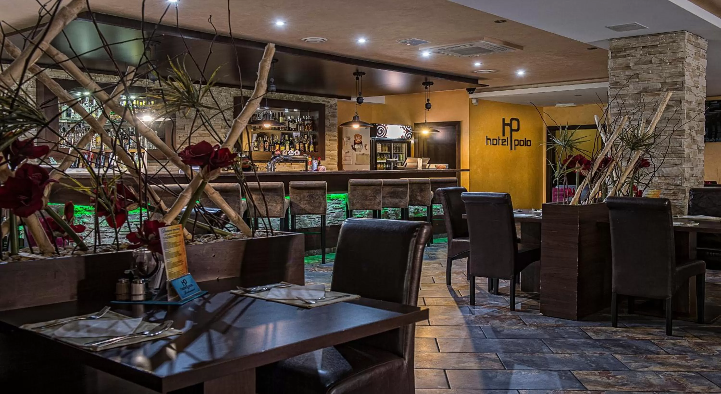 Restaurant/places to eat in Hotel Polo