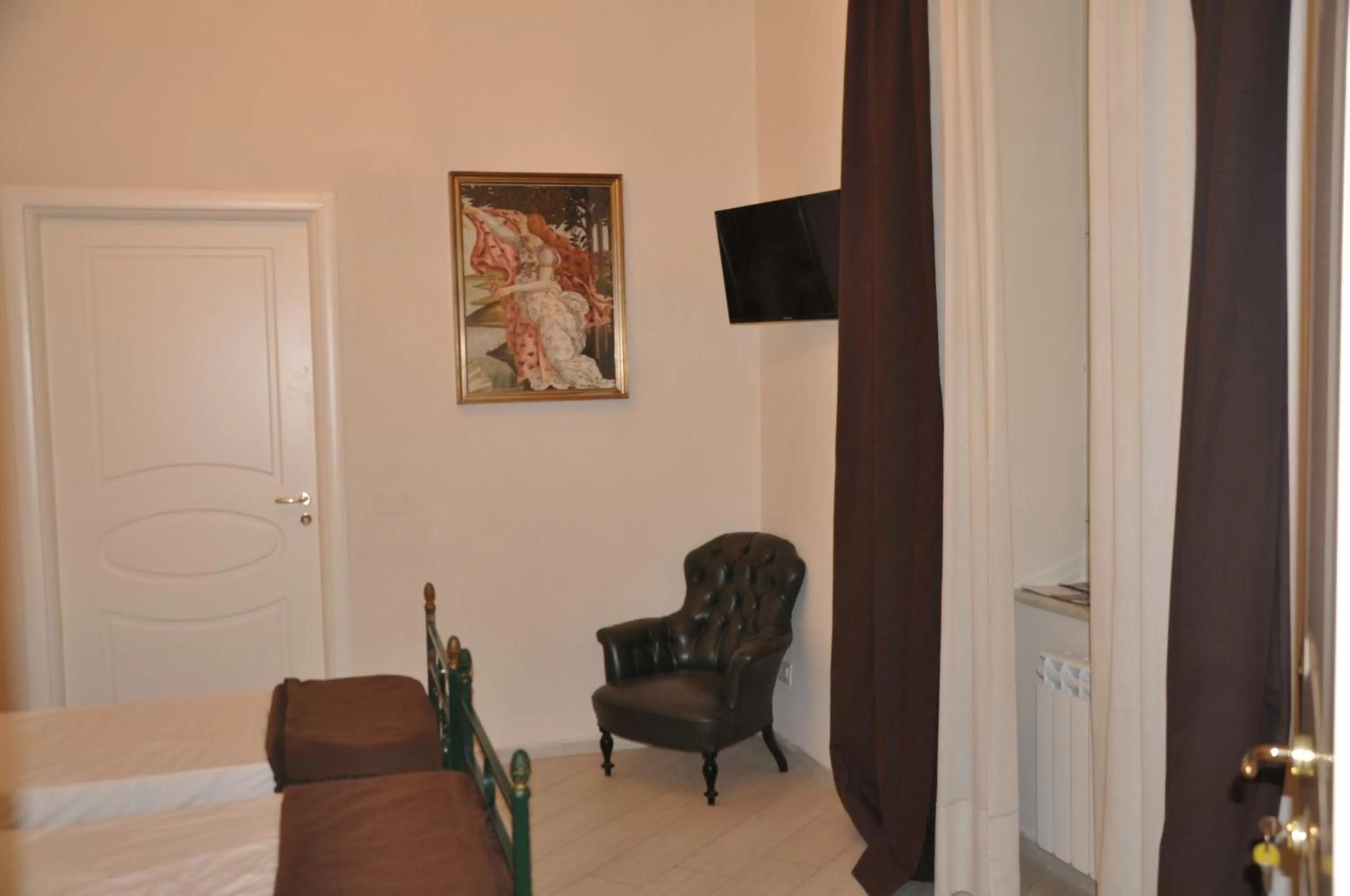 Photo of the whole room, Bed in Domus Borbonica