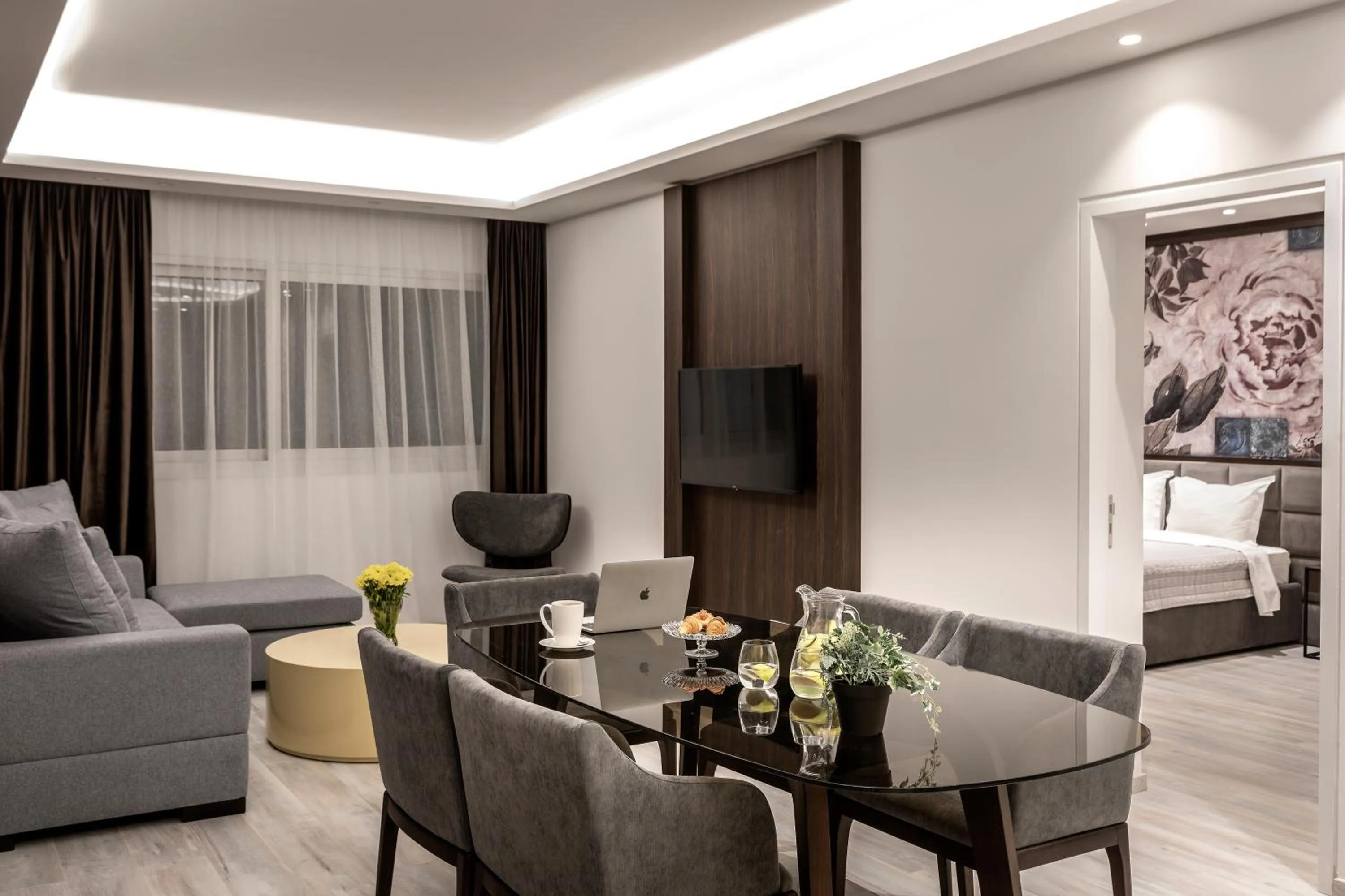 TV and multimedia in Almond Business Hotel