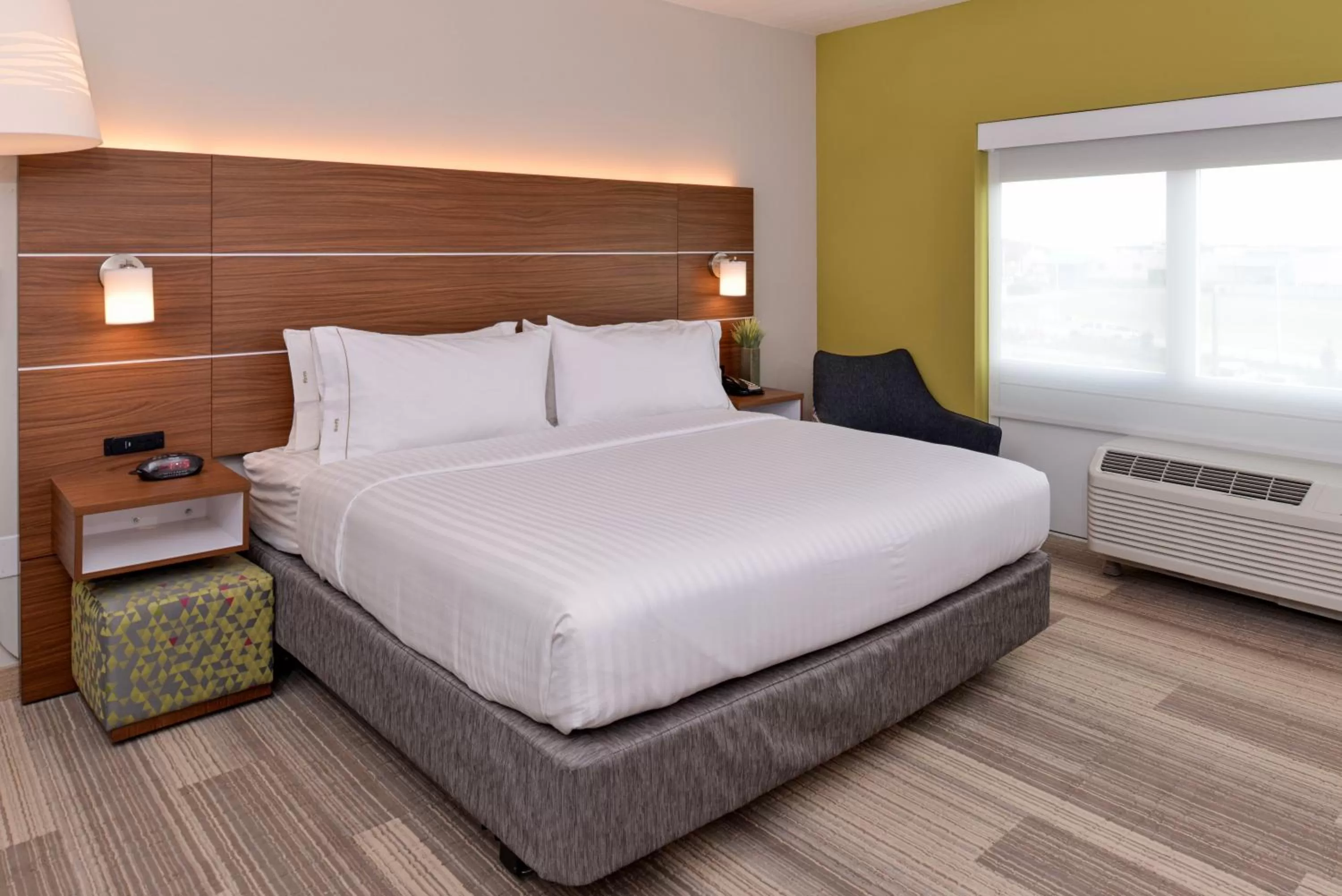 Photo of the whole room, Bed in Holiday Inn Express Melbourne West by IHG