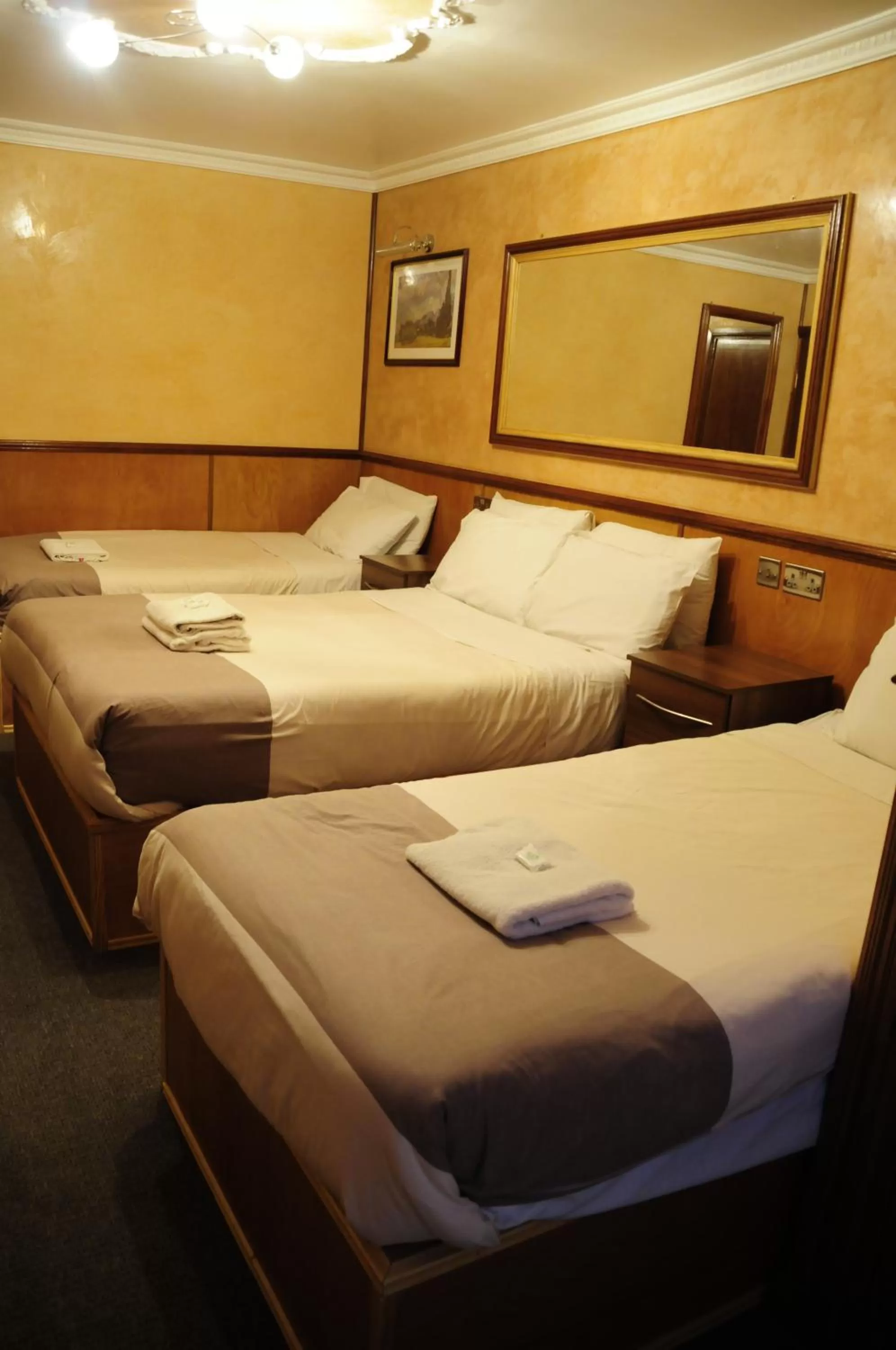 Bed in Cricklewood Lodge Hotel