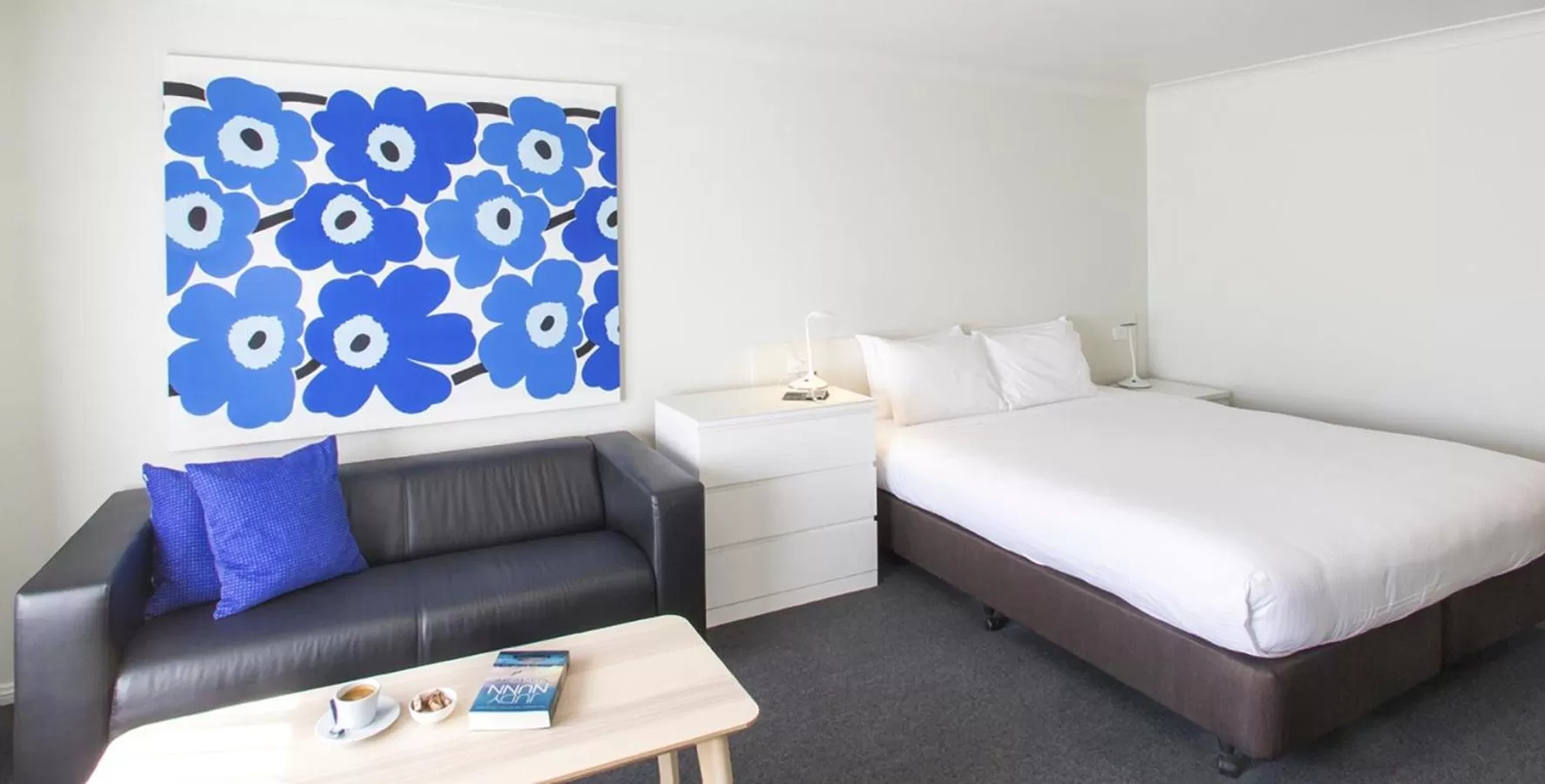 Living room, Bed in The Horatio Motel Mudgee