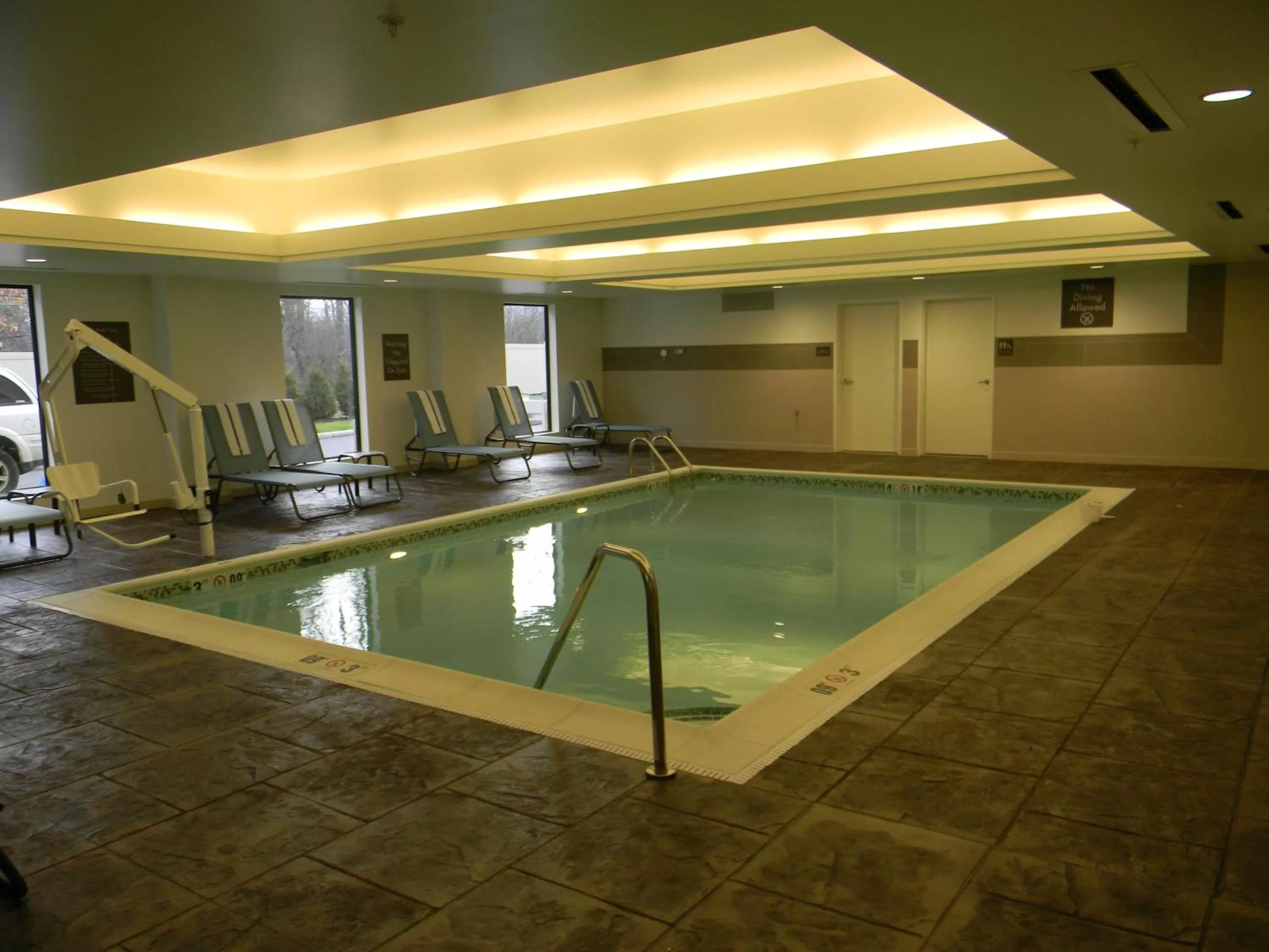Swimming pool in Comfort Suites-Youngstown North