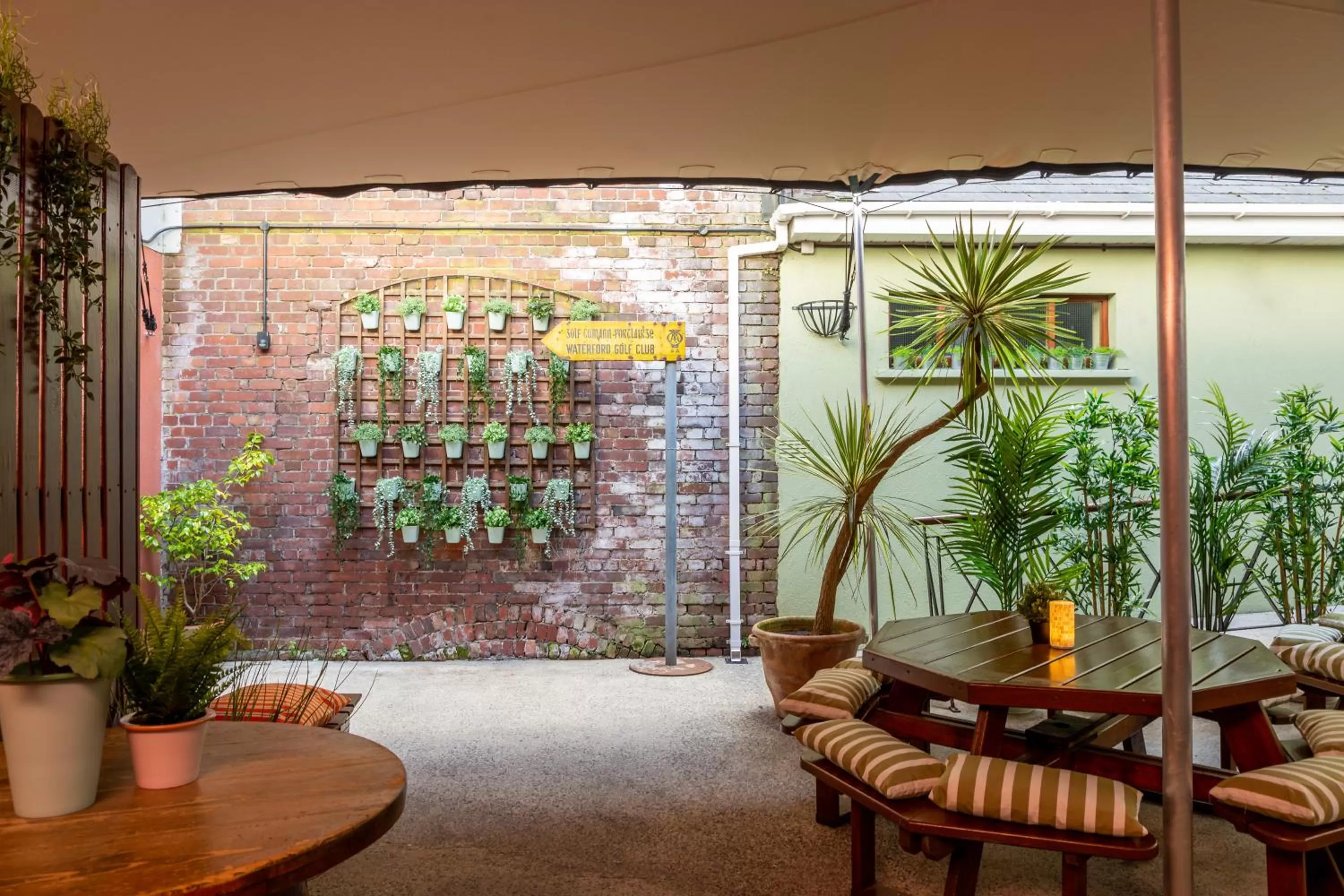 Restaurant/places to eat in Dooley's Hotel