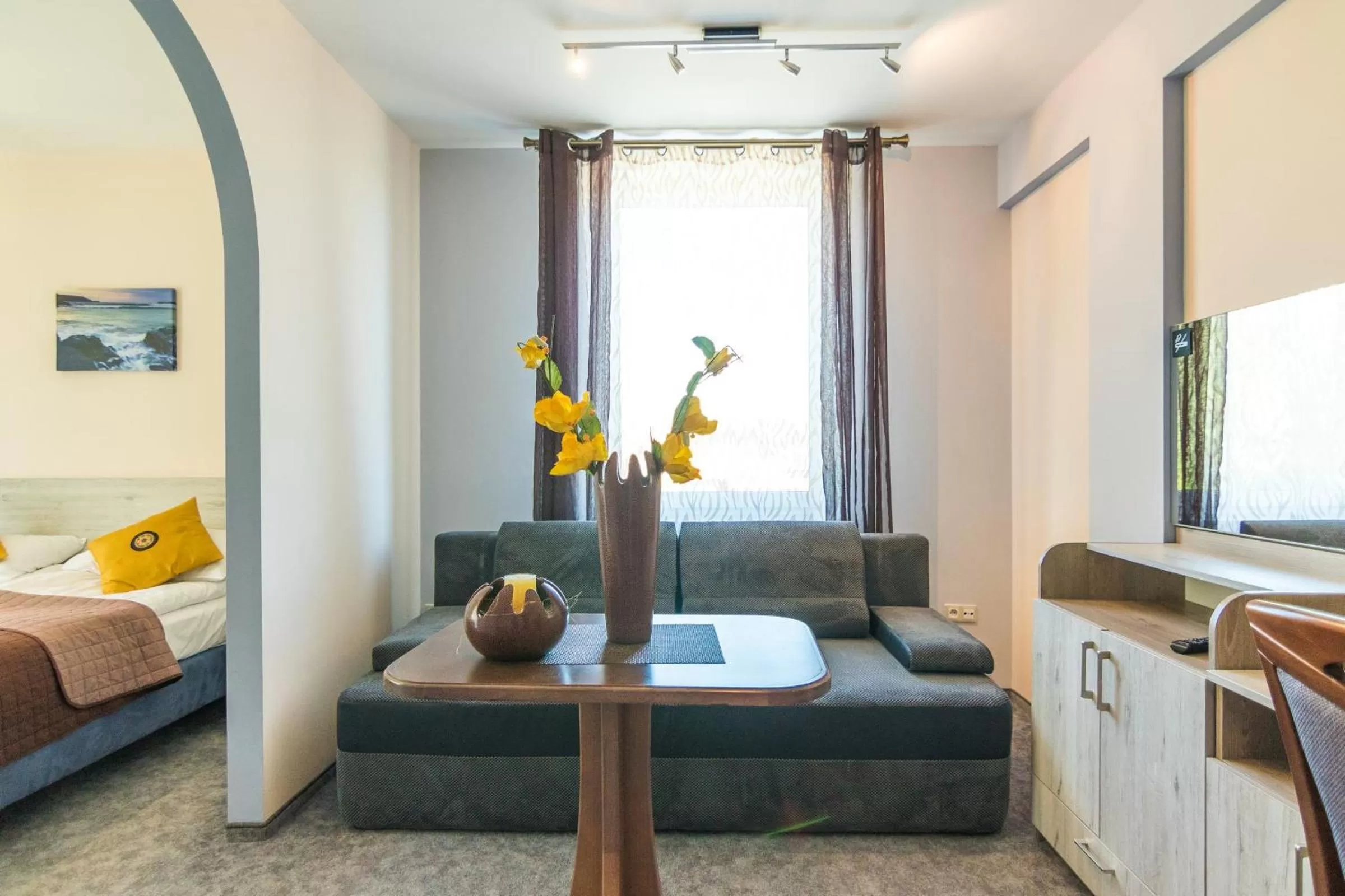 Seating area, Bed in Resident Rene