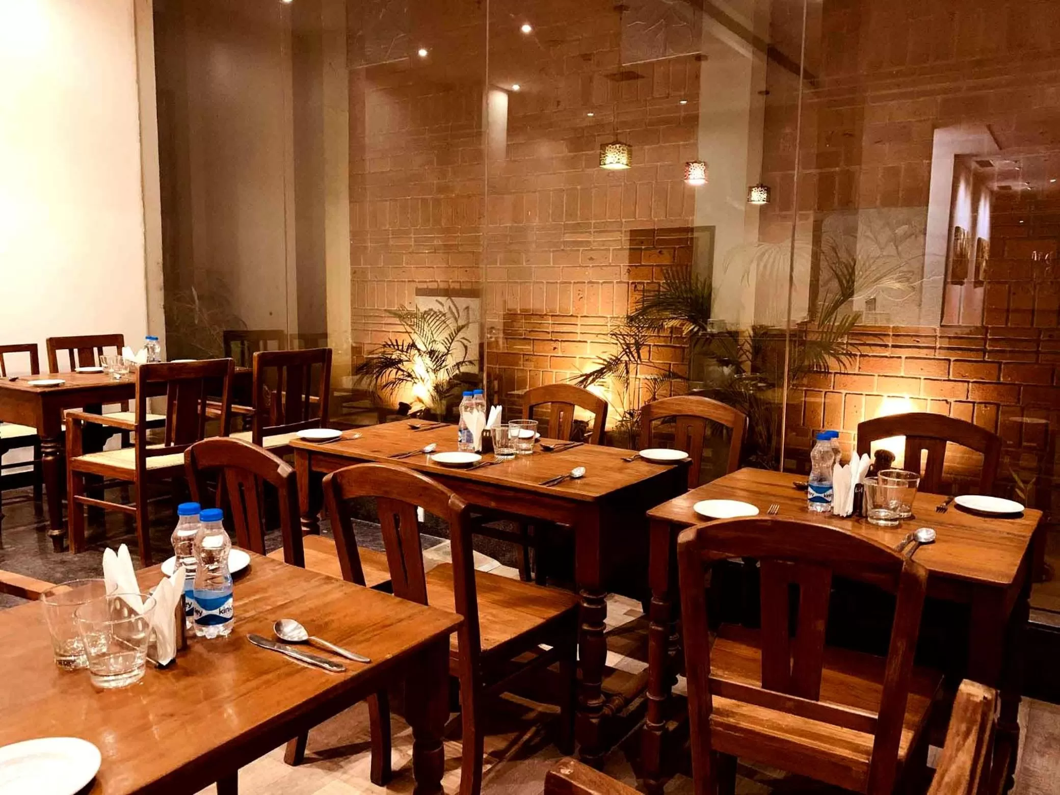 Restaurant/places to eat in Hotel Sabareesh Park