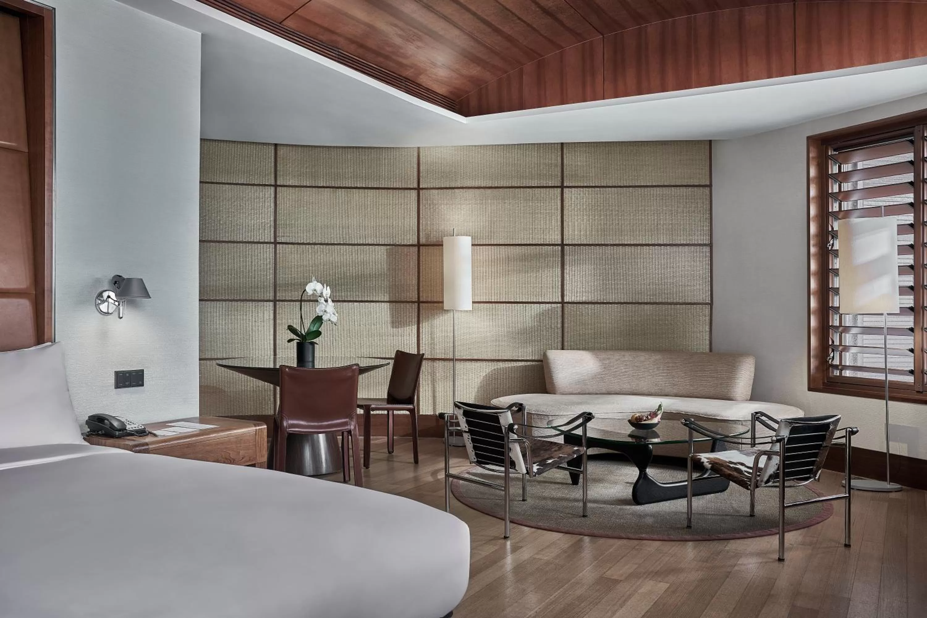 Seating area, Bed in Singapore Marriott Tang Plaza Hotel