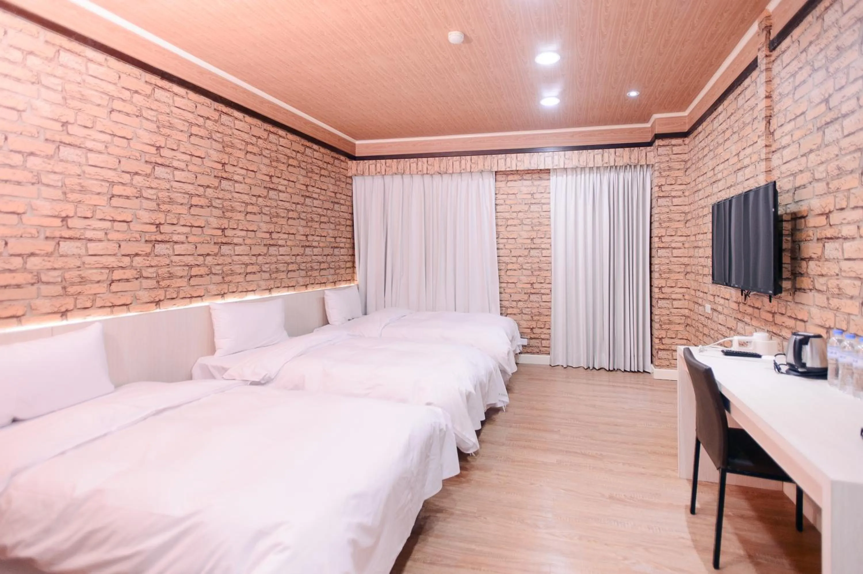 Bedroom, Bed in Duke Business Hotel