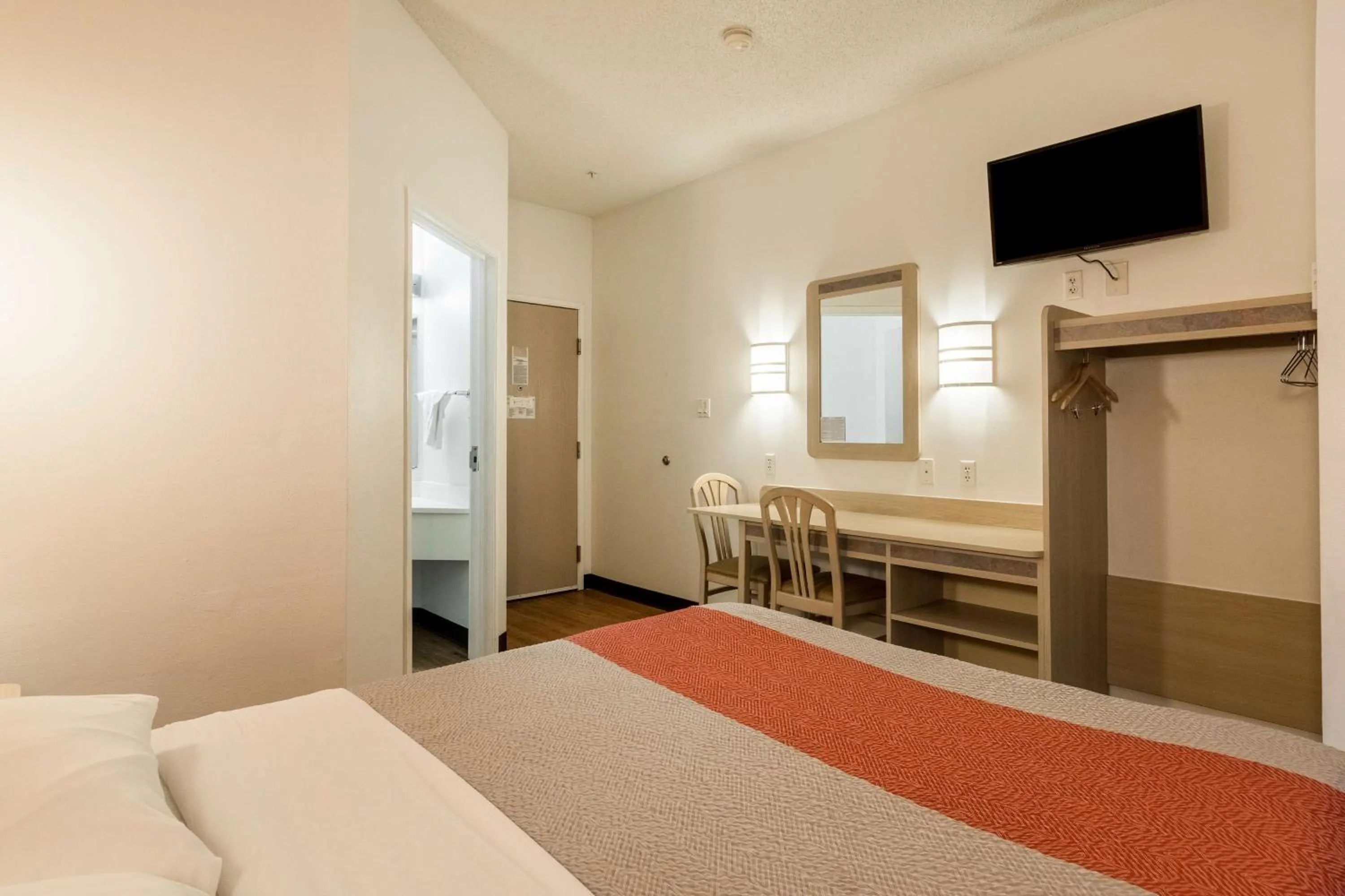 Photo of the whole room, Bed in Motel 6-Newport, TN