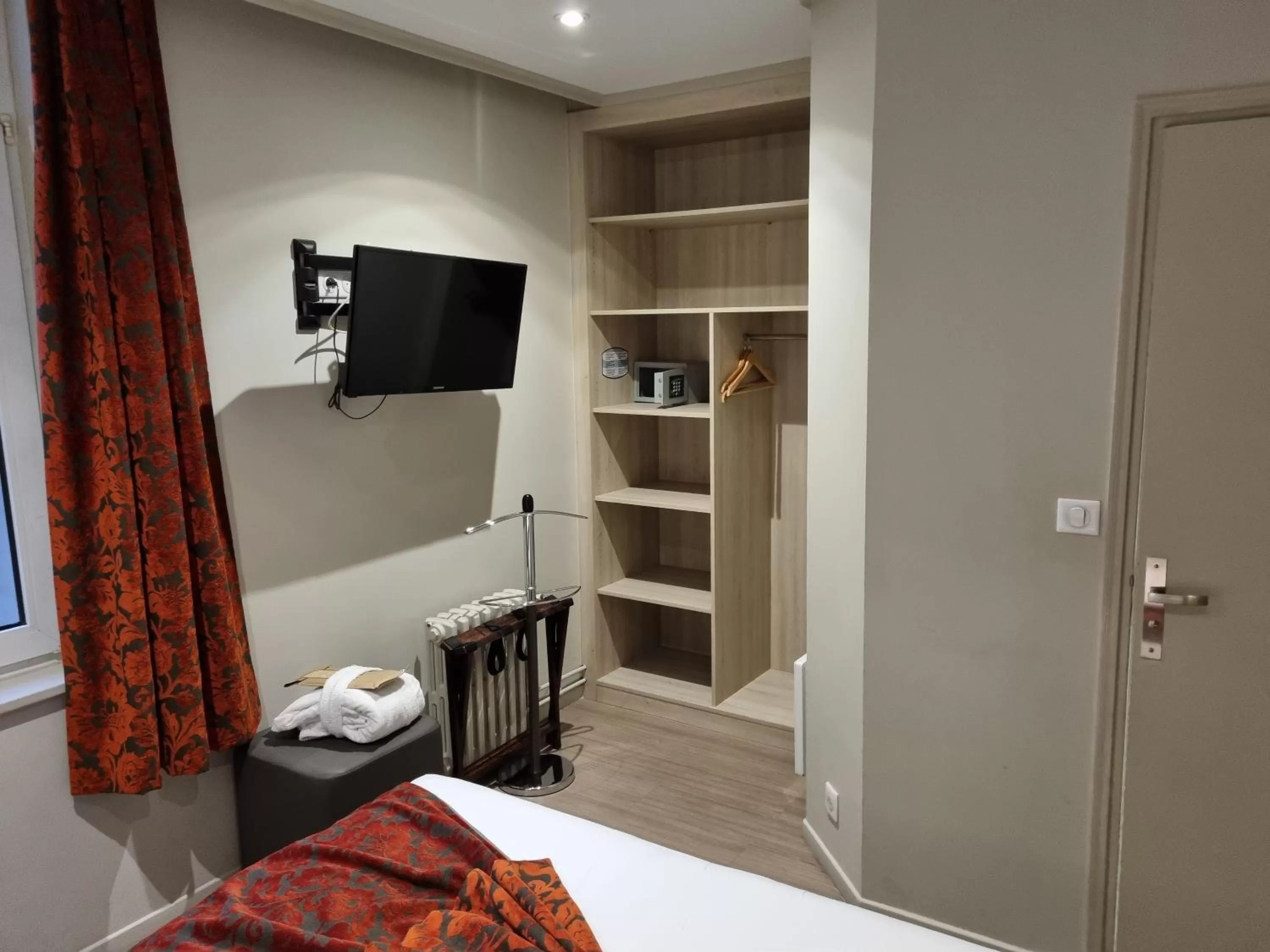 Photo of the whole room, Bed in La Terrasse