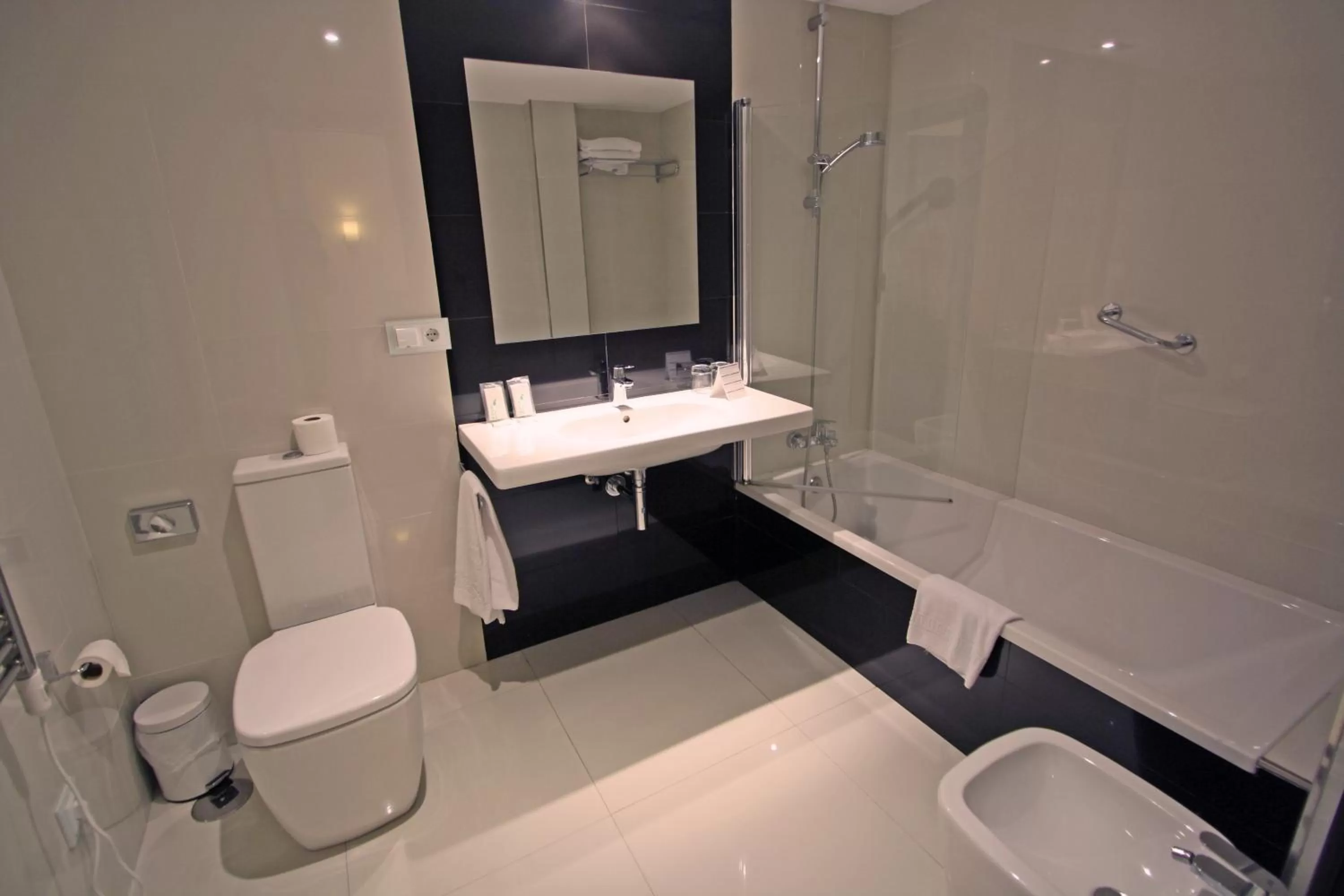 Bathroom in Hotel Villa Rosario II, Edificio Moderno