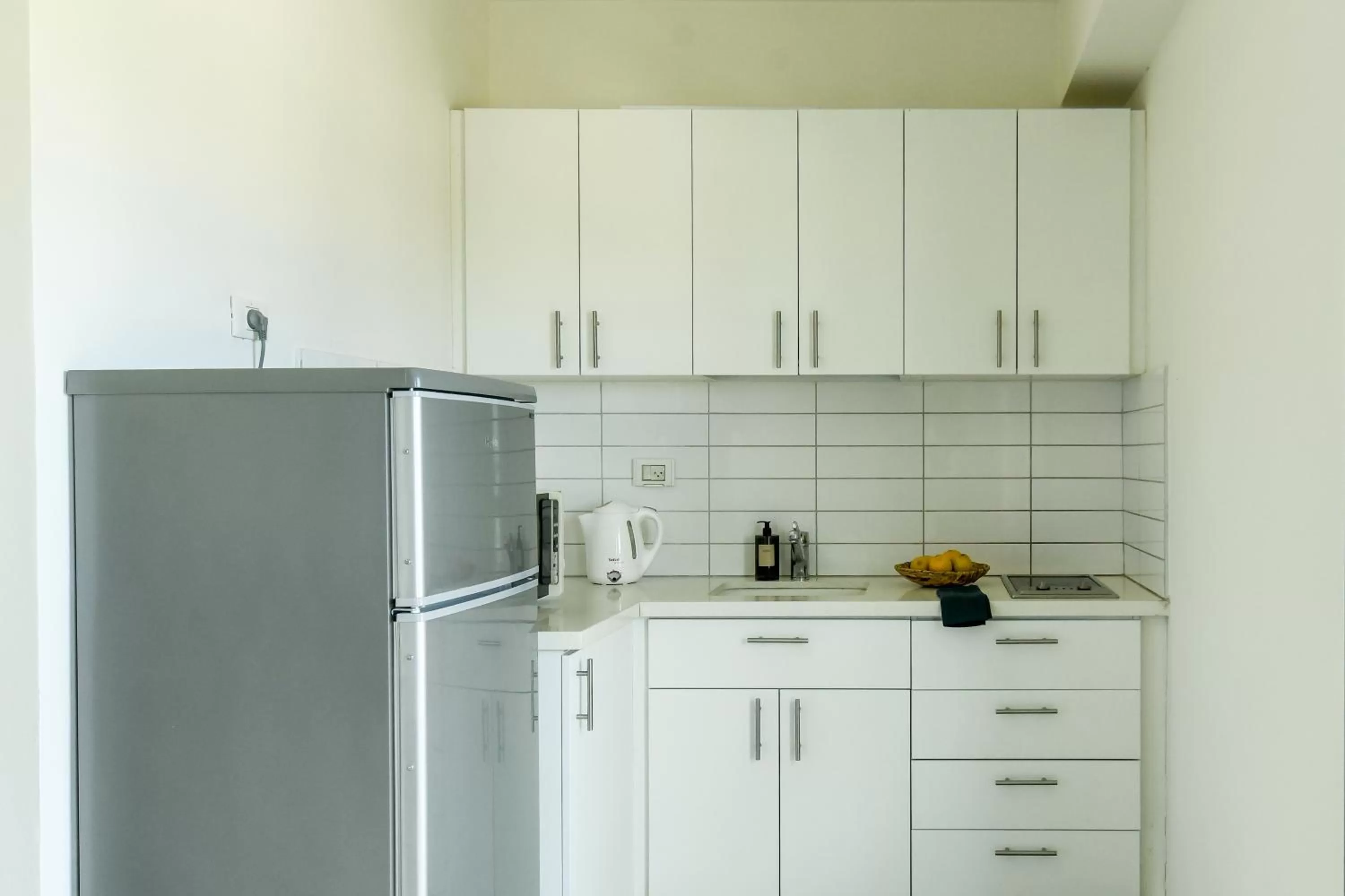 Kitchen or kitchenette in דירות גני תערוכה - TLV university apartments near Expo by Sea N' Rent