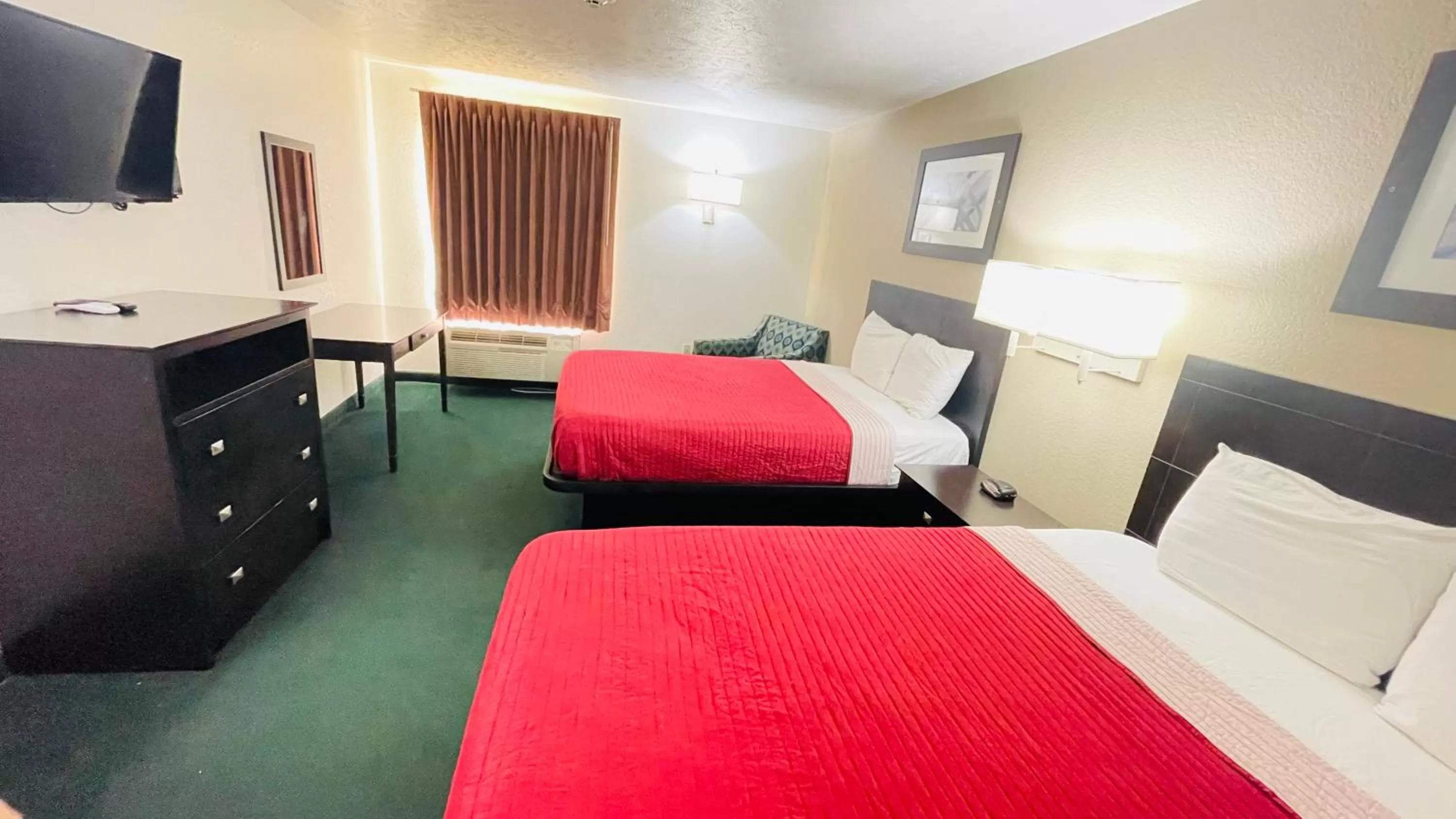 Bed in Americas Best Value Inn Pinckneyville