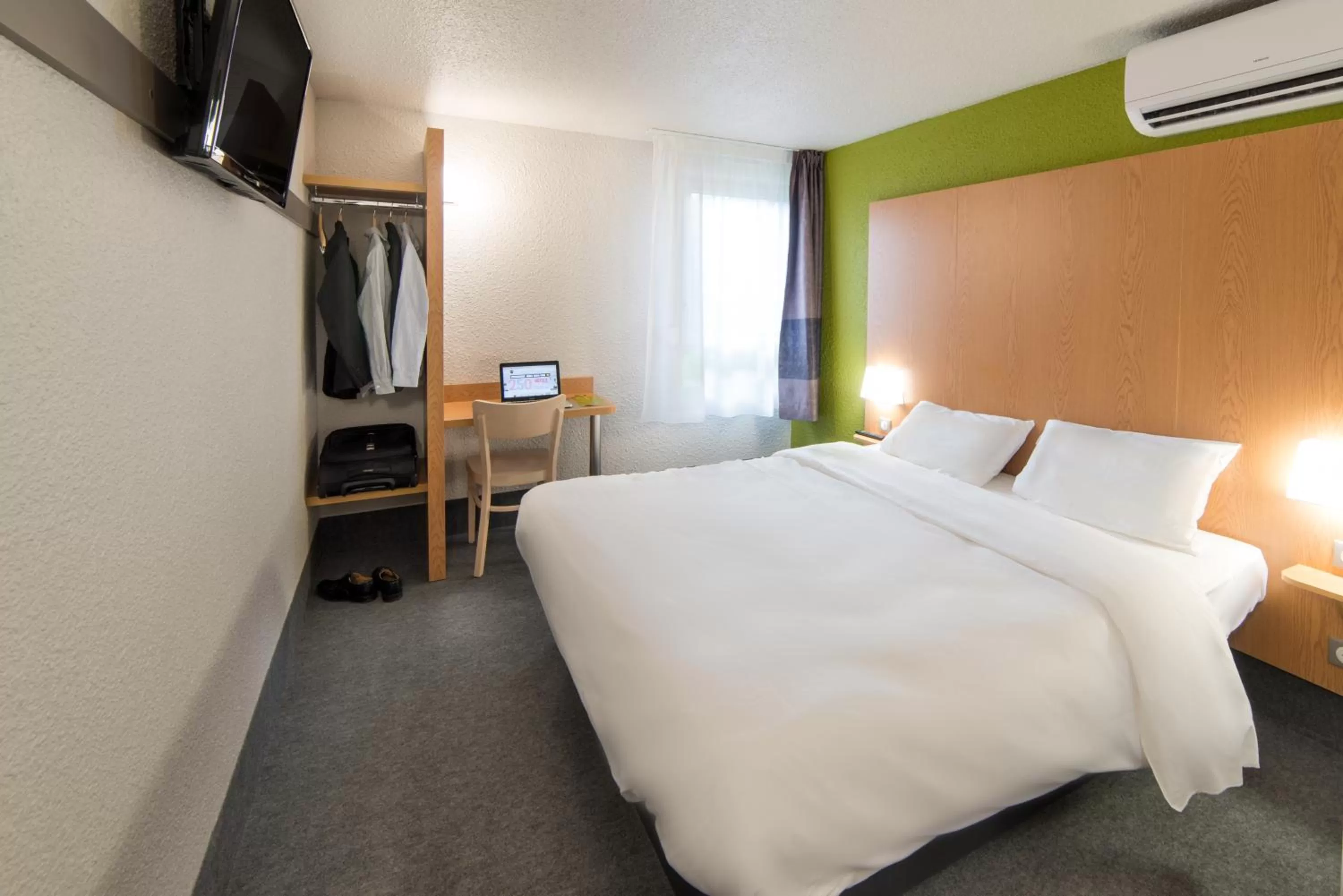 Bedroom, Bed in B&B HOTEL Verdun