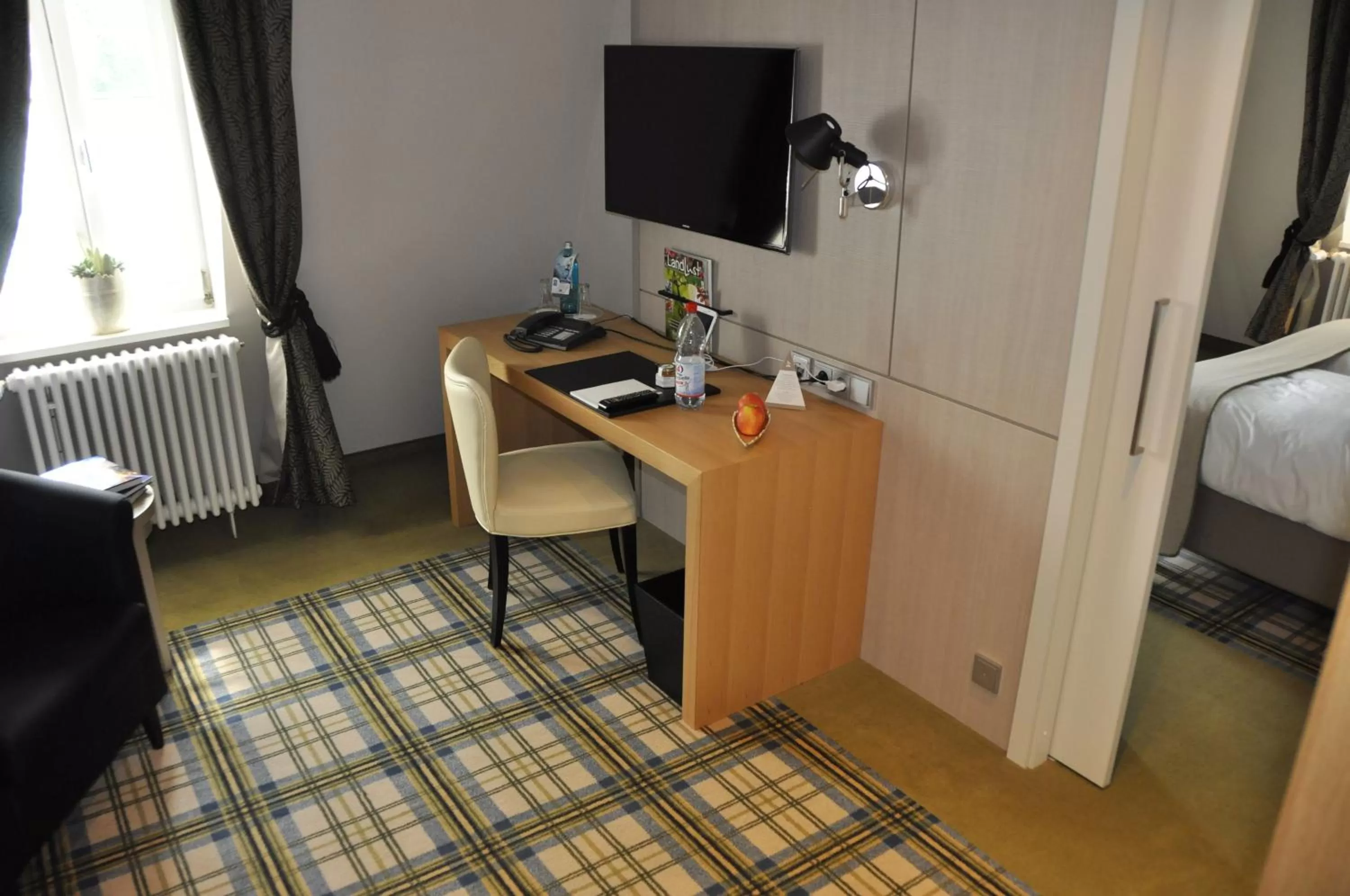 Communal lounge/ TV room, Bed in Hotel Jagdschloss Kranichstein