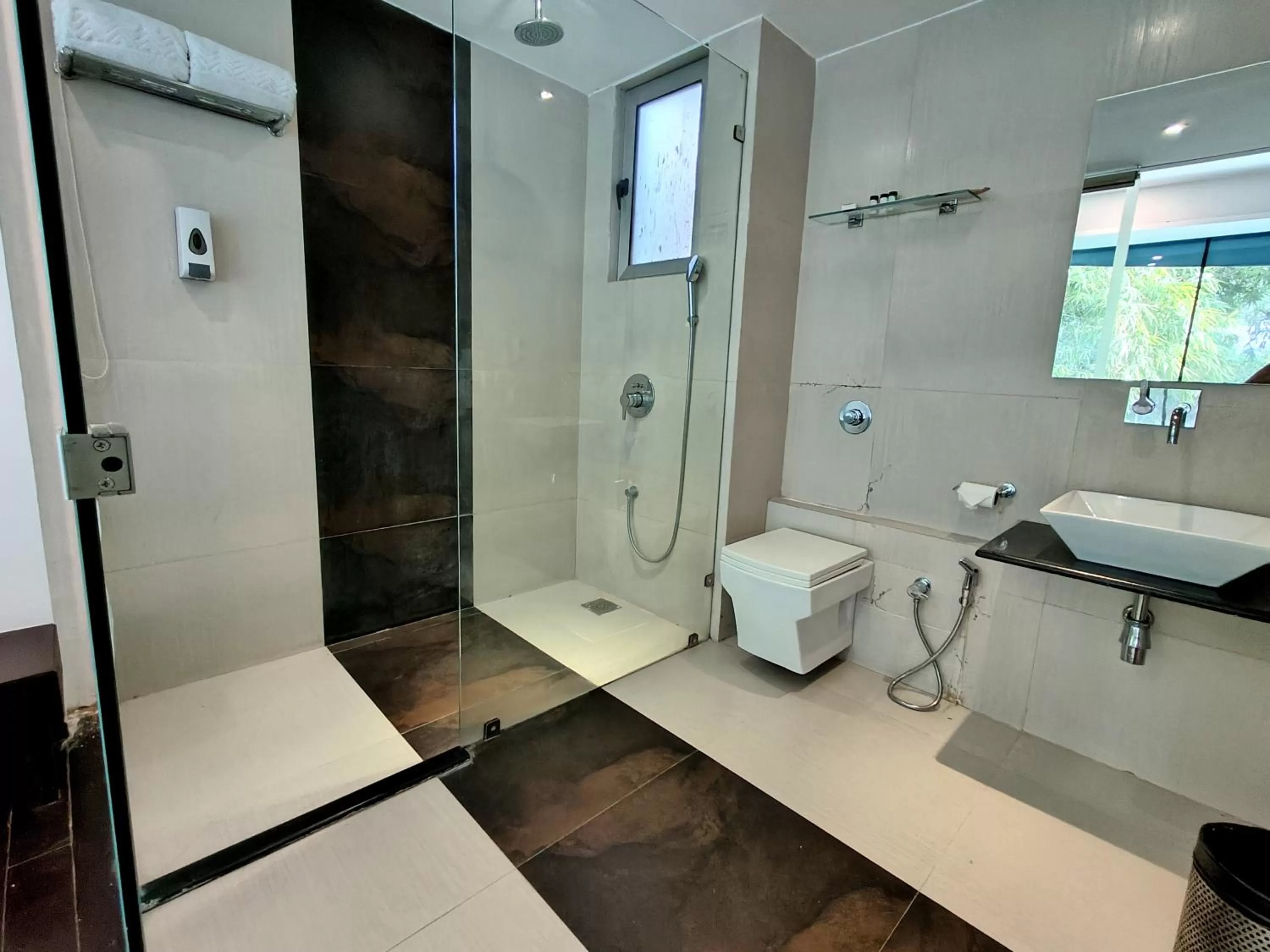 Toilet in The Sky Imperial Hotel Yahvi