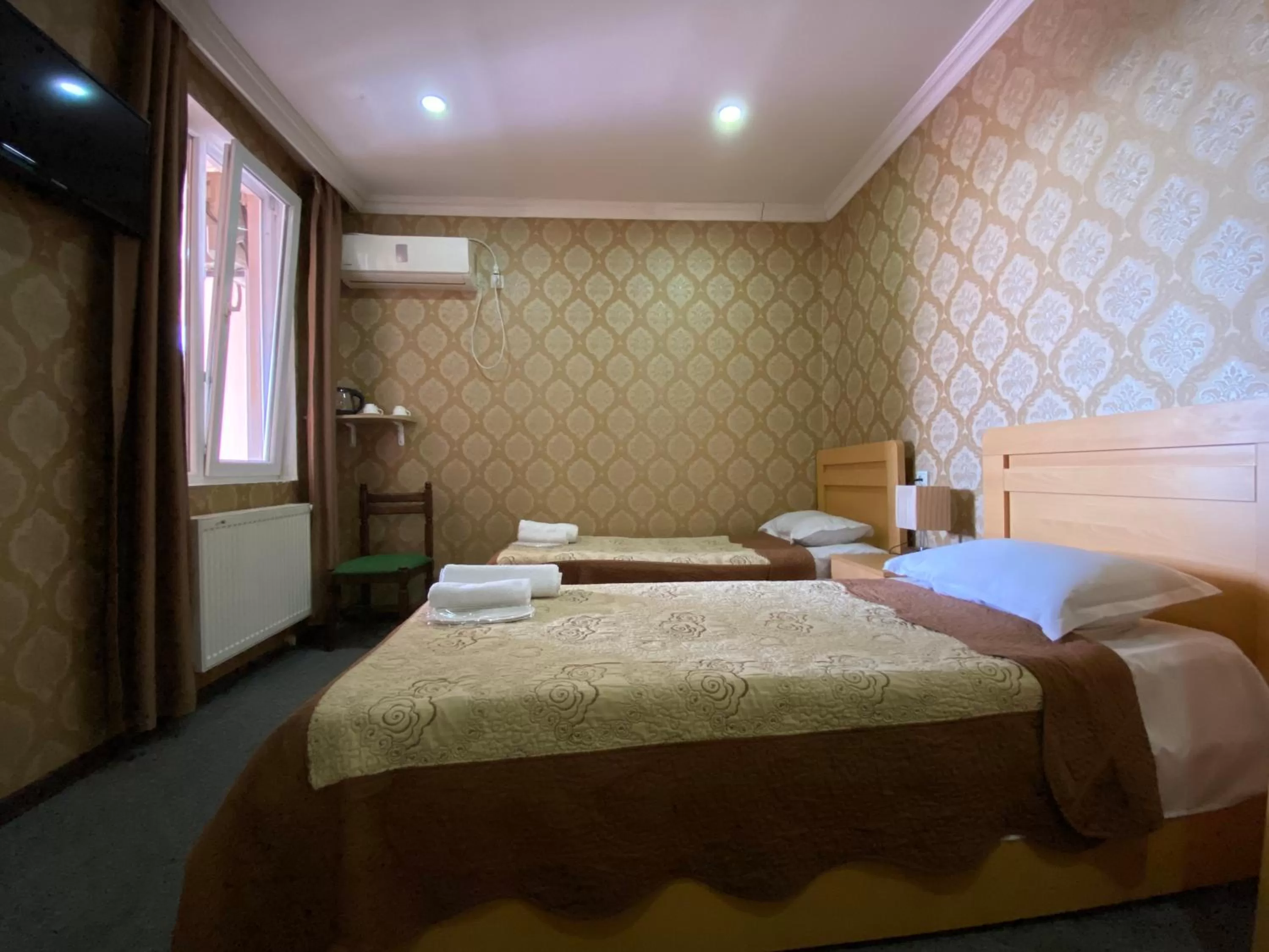 Bed in Hotel Shalimar