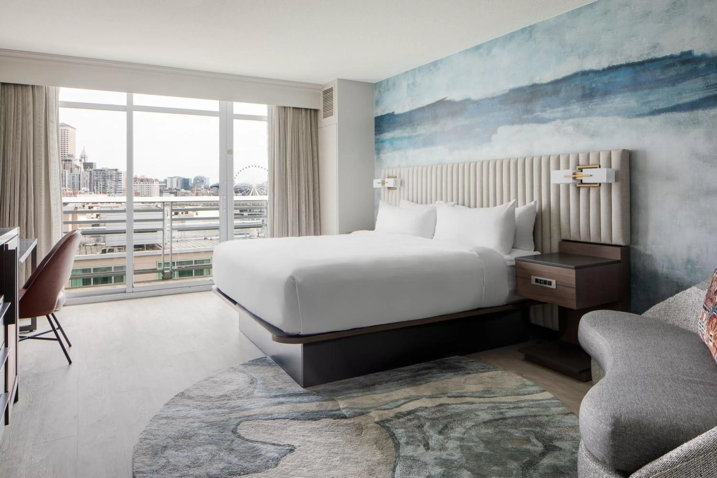 Photo of the whole room, Bed in Seattle Marriott Waterfront