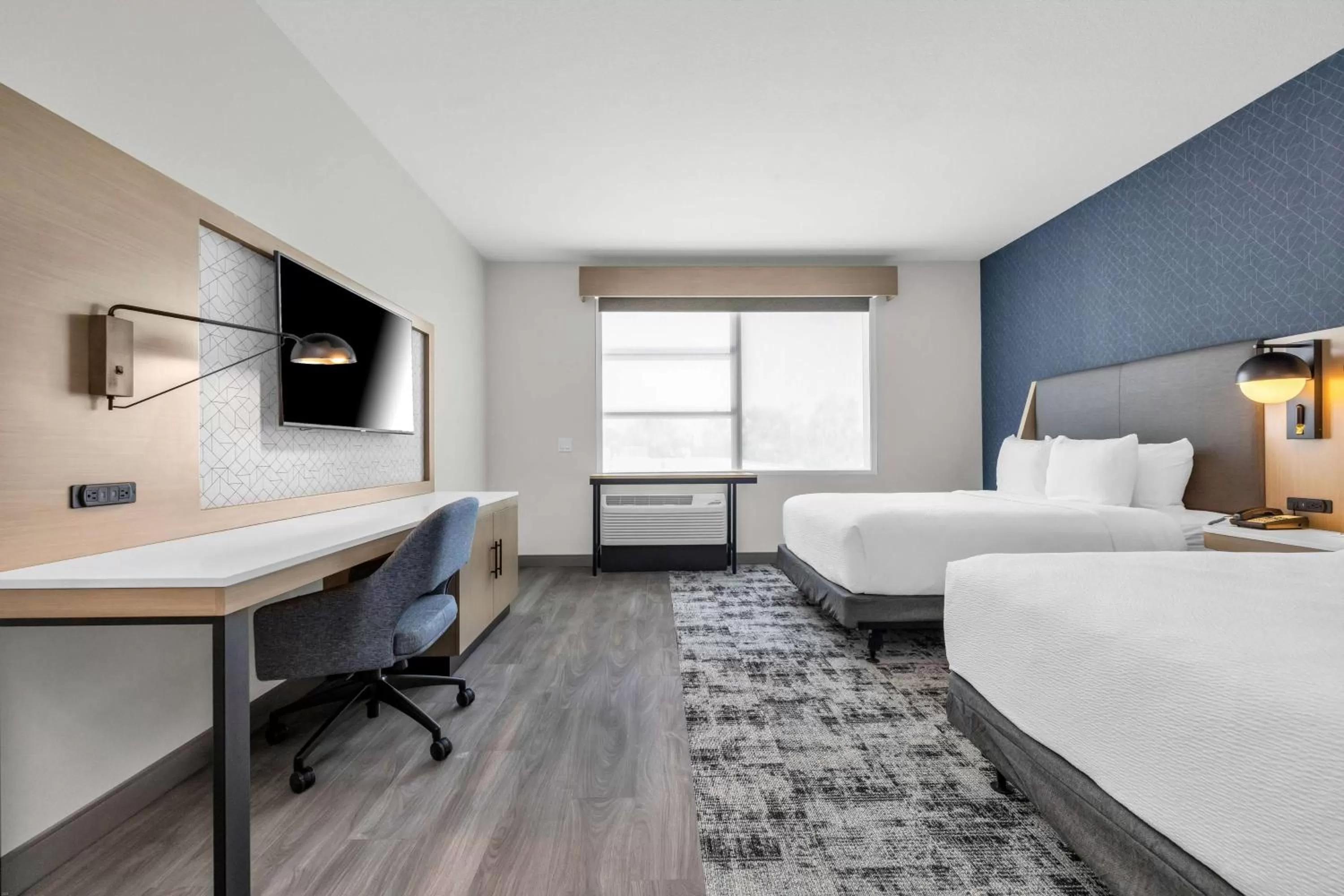 Photo of the whole room, Bed in La Quinta Inn & Suites by Wyndham San Jose Airport-Downtown