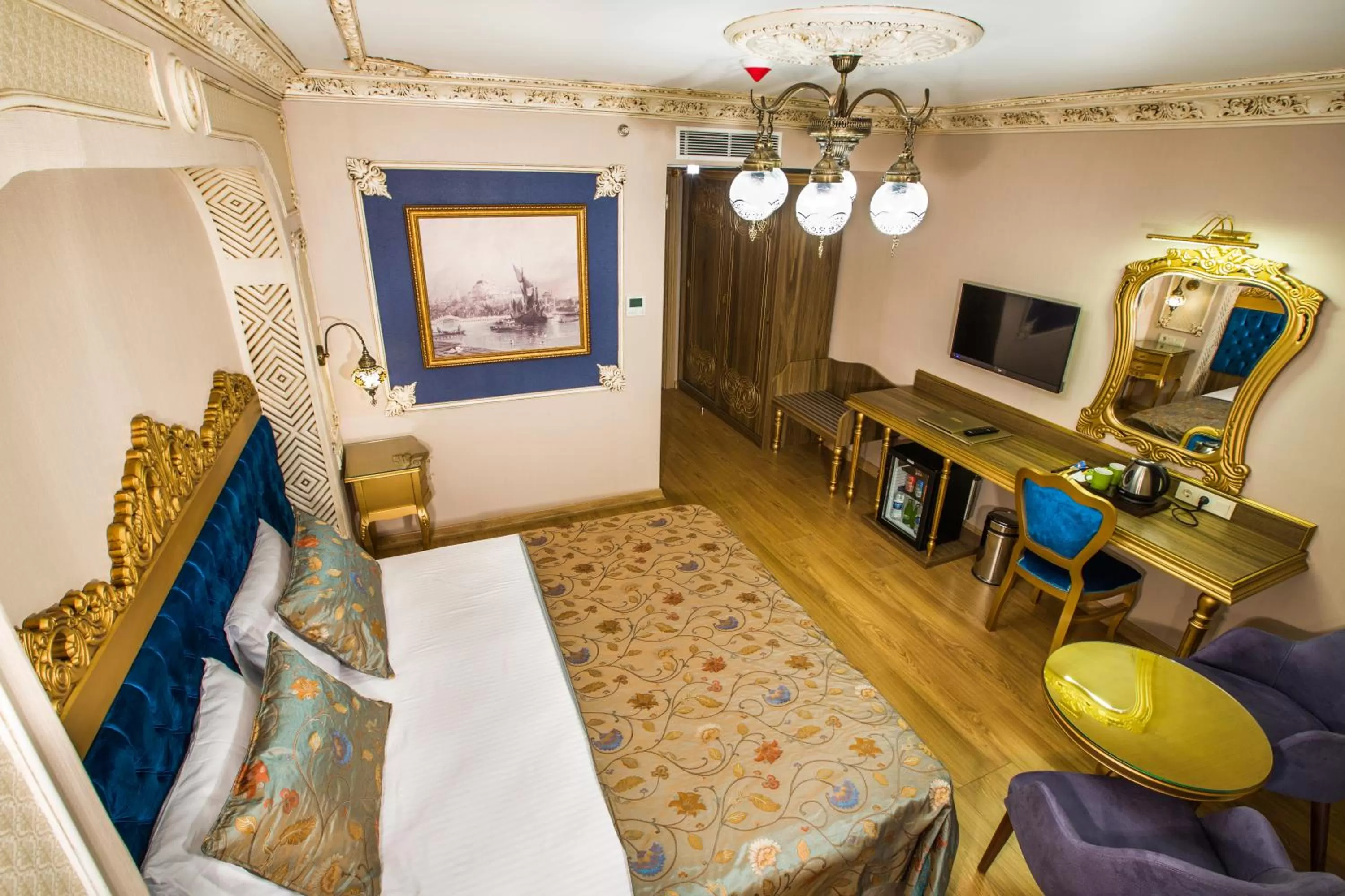 Photo of the whole room in Phosphorion